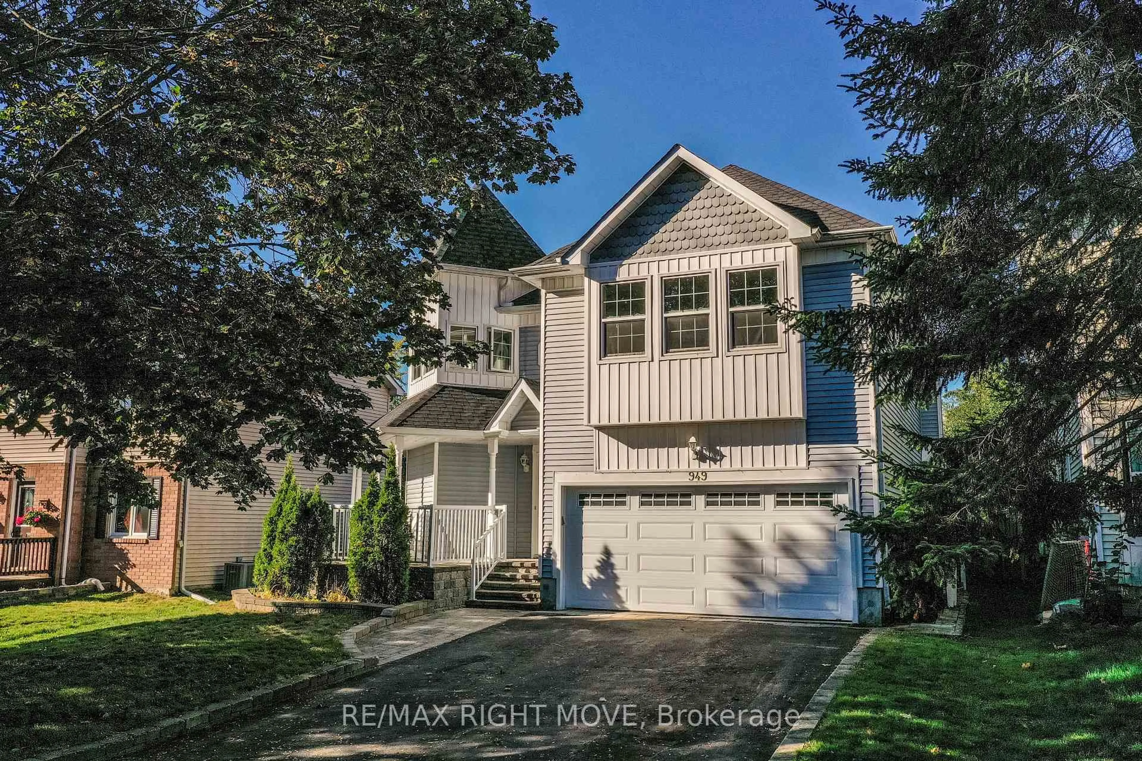 Home with vinyl exterior material, street for 949 Linden St, Innisfil Ontario L9S 1W6