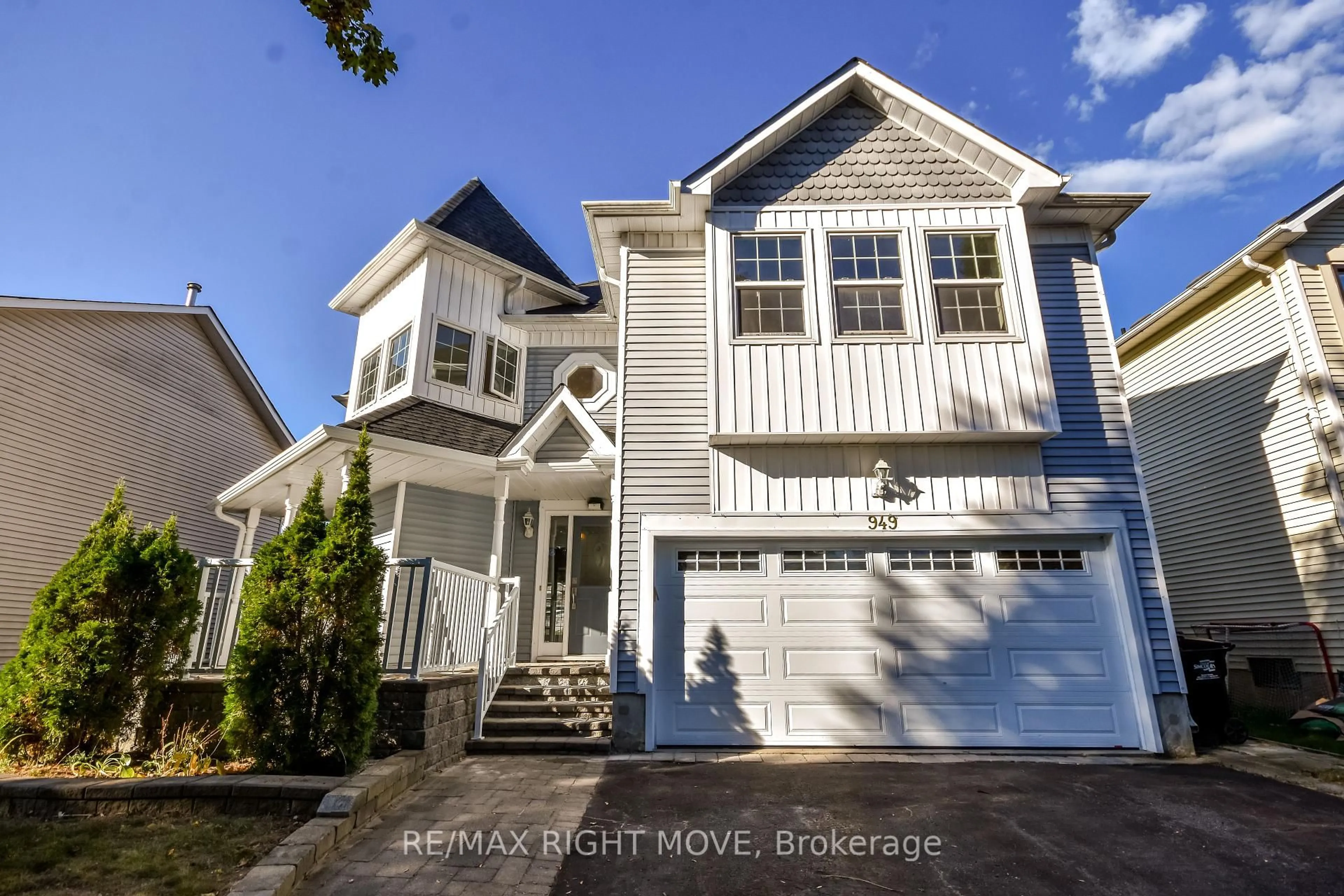 Home with vinyl exterior material, street for 949 Linden St, Innisfil Ontario L9S 1W6