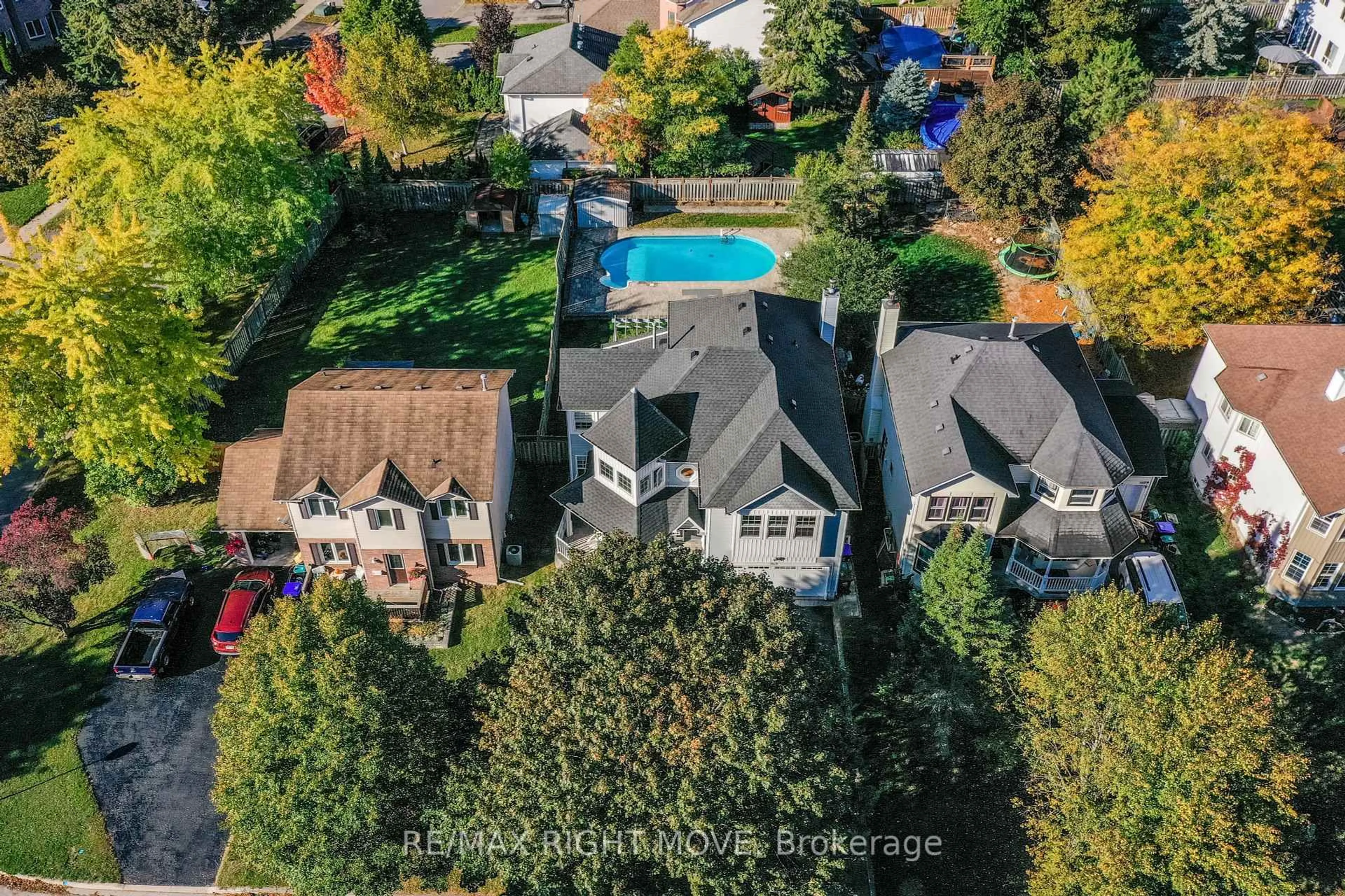 A pic from outside/outdoor area/front of a property/back of a property/a pic from drone, street for 949 Linden St, Innisfil Ontario L9S 1W6