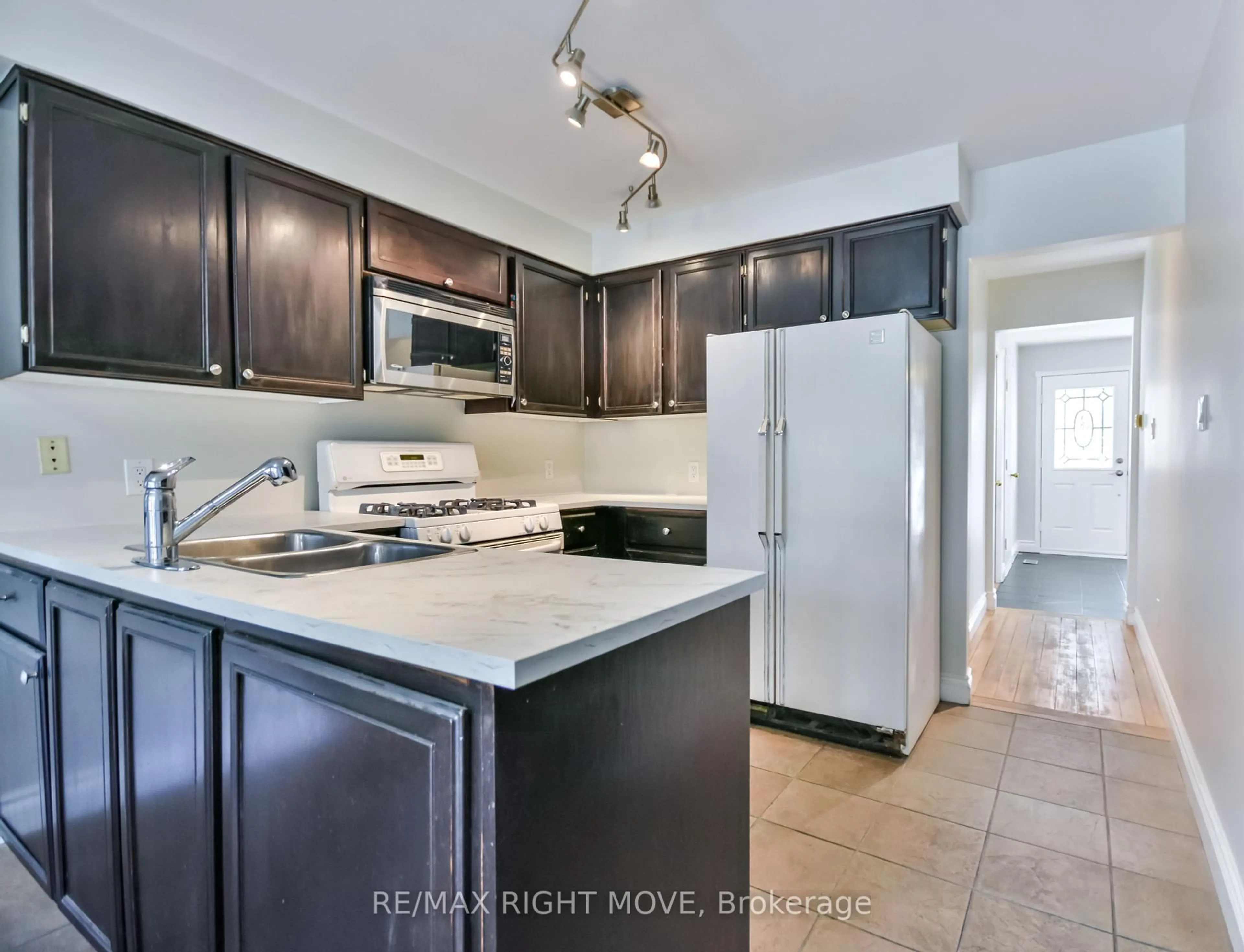 Unknown for 949 Linden St, Innisfil Ontario L9S 1W6