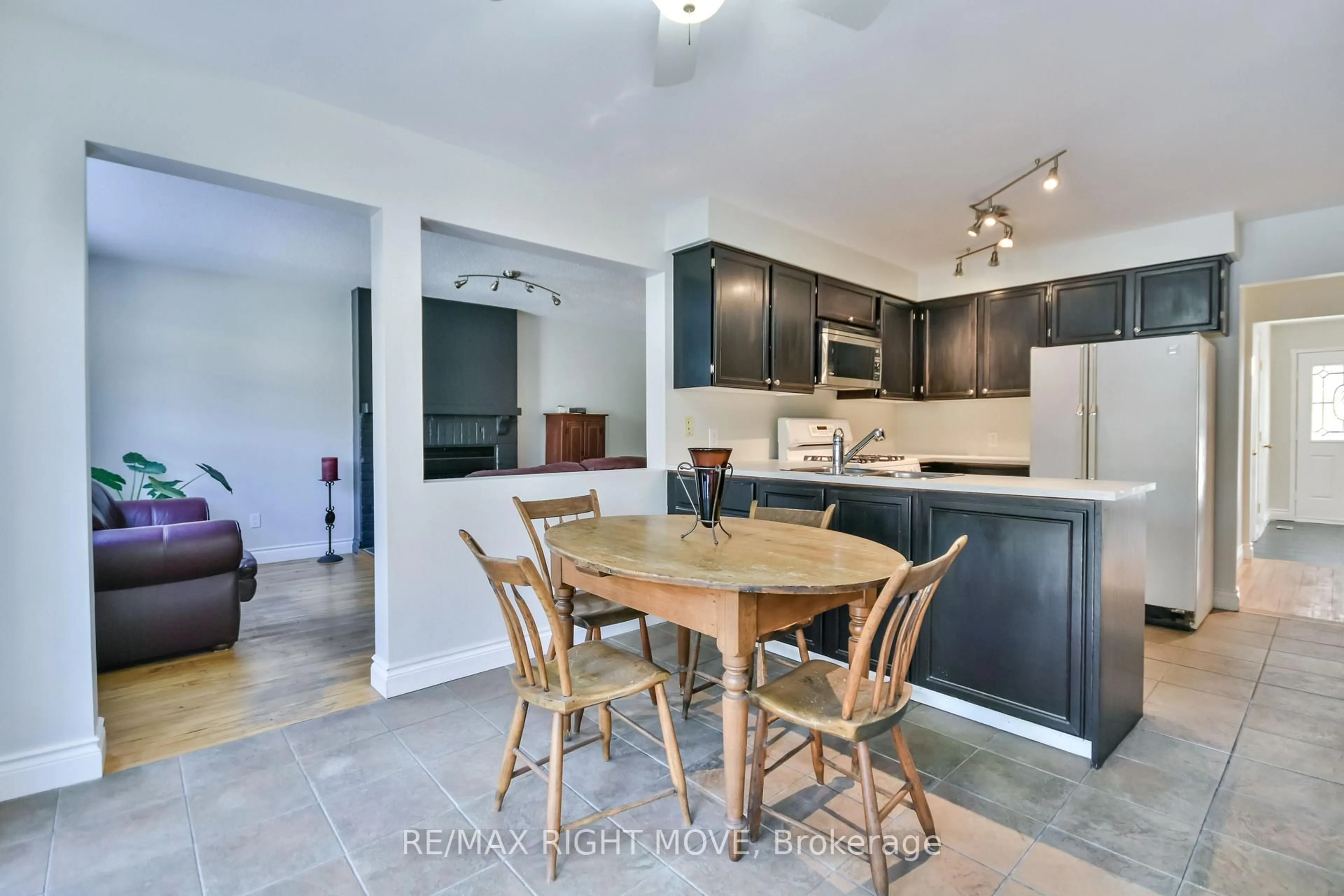 Open concept kitchen, unknown for 949 Linden St, Innisfil Ontario L9S 1W6