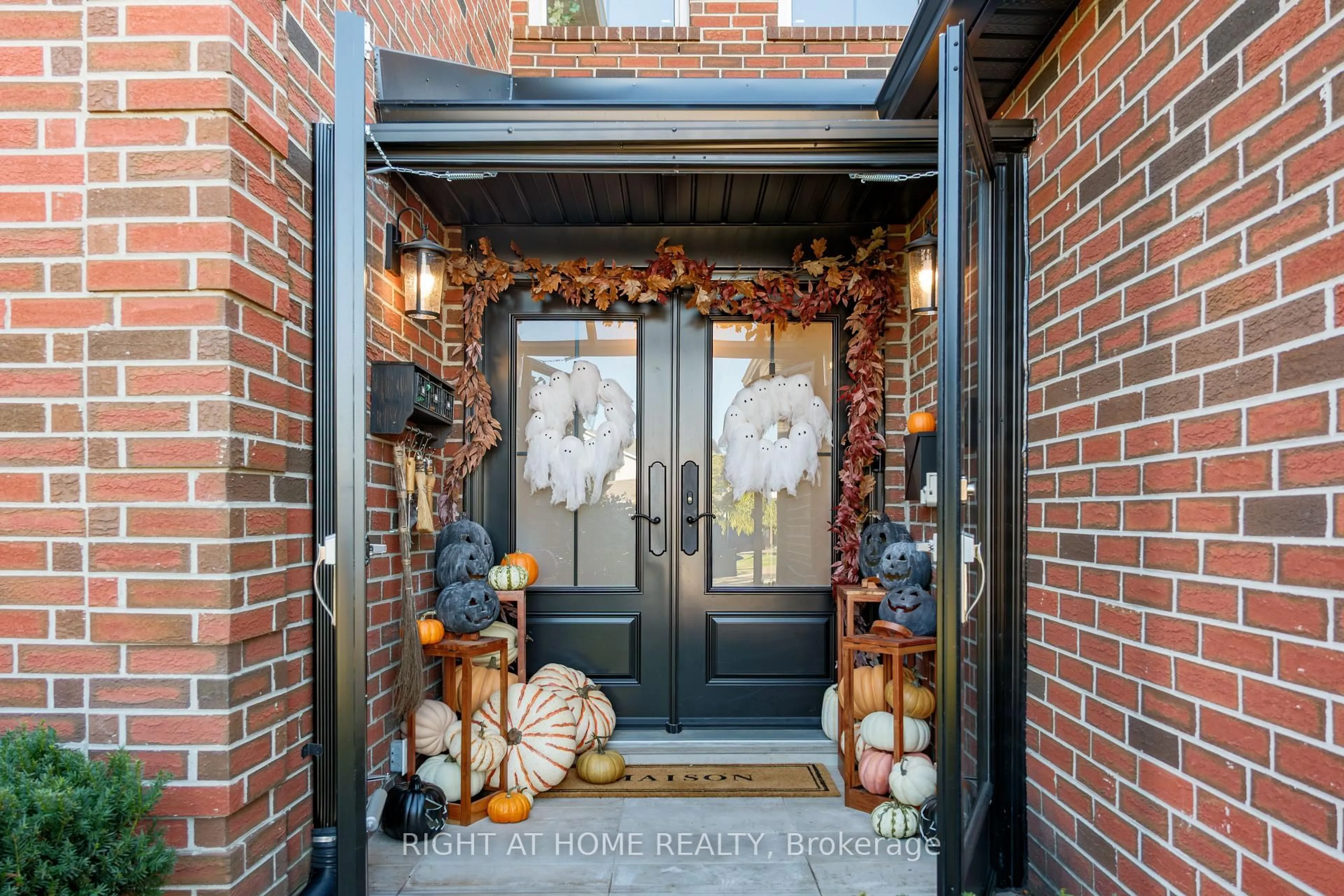 Indoor entryway for 24 Cummings Crt, Markham Ontario L3T 6S3