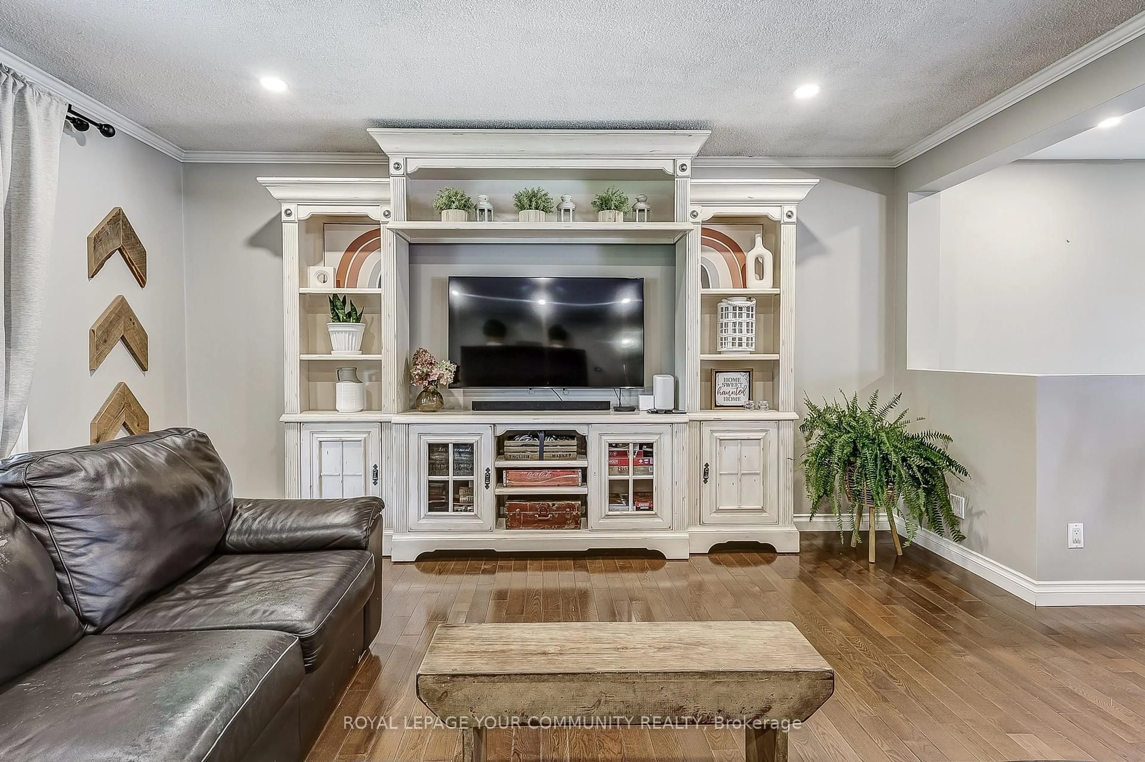 Living room with furniture, unknown for 6 North St, Uxbridge Ontario L9P 1A4