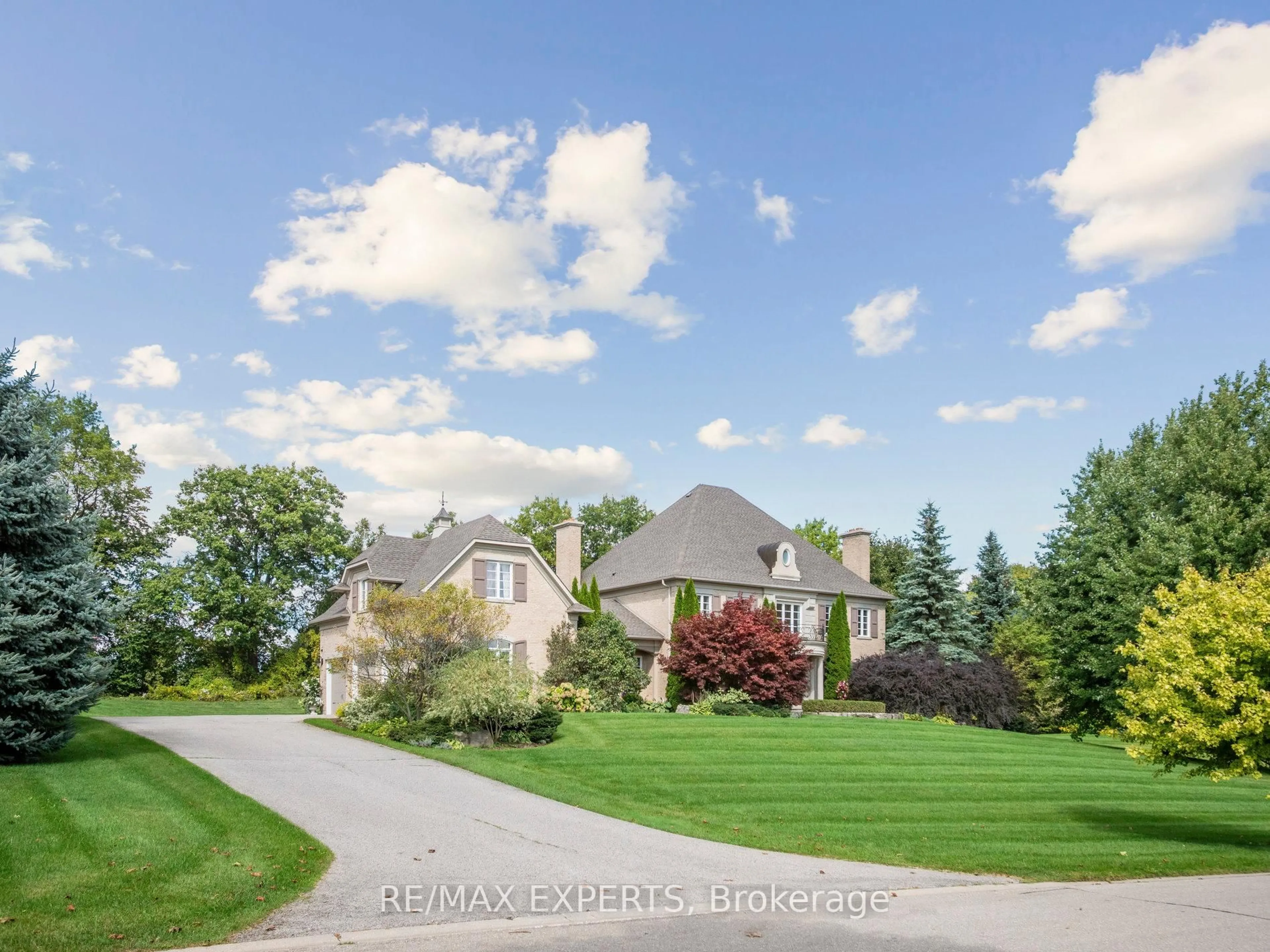 A pic from outside/outdoor area/front of a property/back of a property/a pic from drone, unknown for 105 Eden Vale Dr, King Ontario L7B 1L9