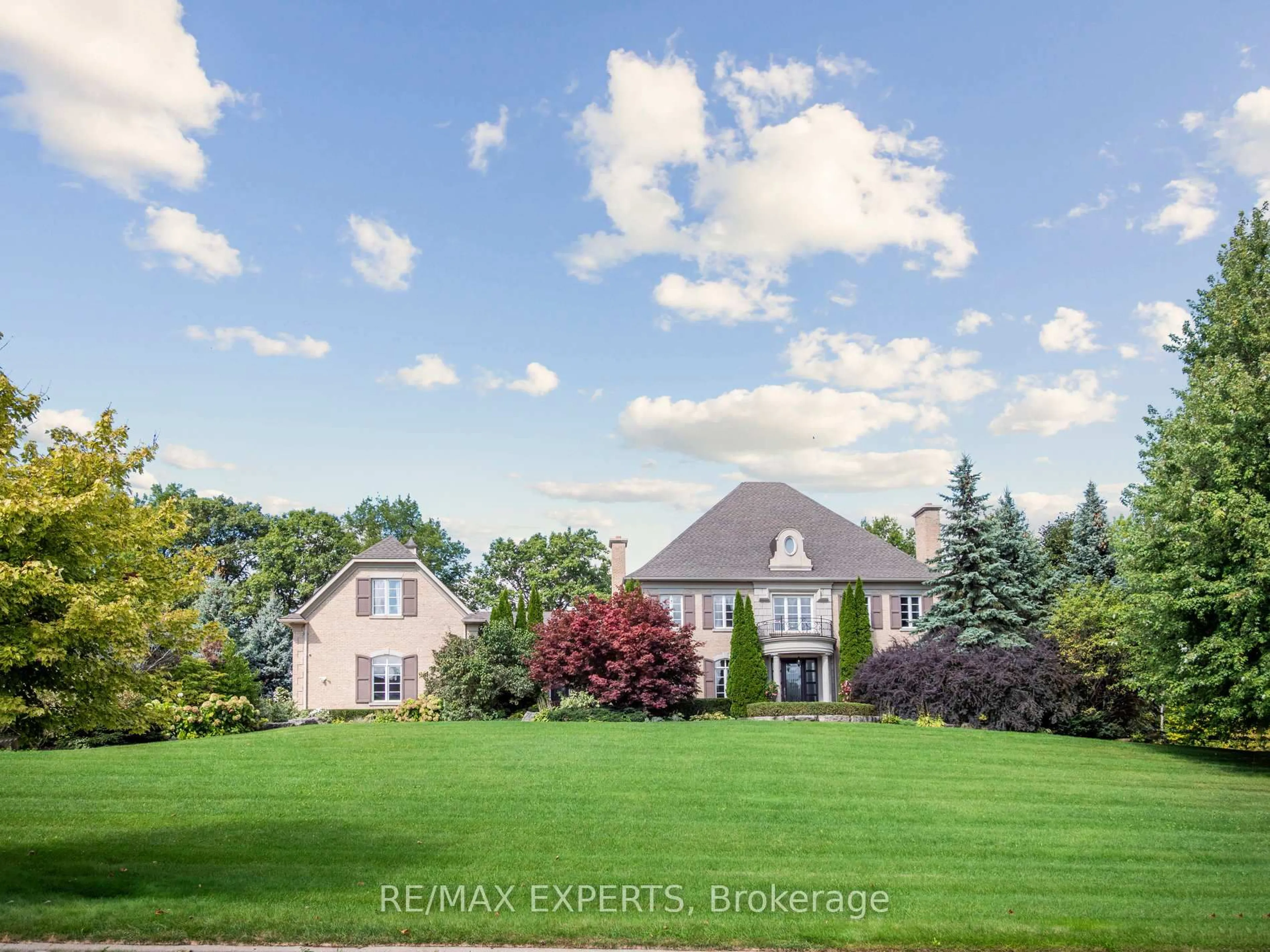 A pic from outside/outdoor area/front of a property/back of a property/a pic from drone, unknown for 105 Eden Vale Dr, King Ontario L7B 1L9