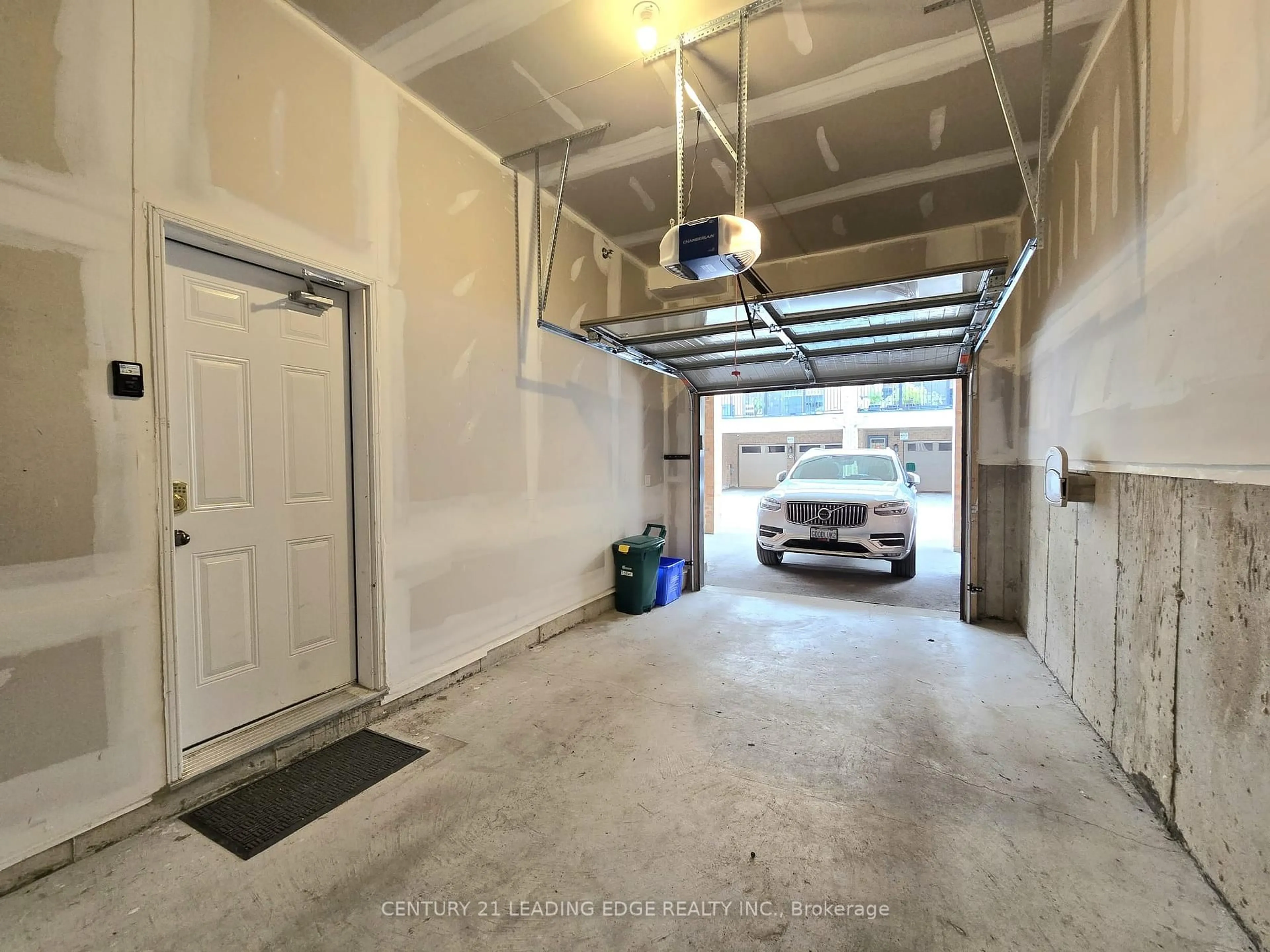 Indoor garage for 12 Cafaro Lane, Markham Ontario L6C 0Z2