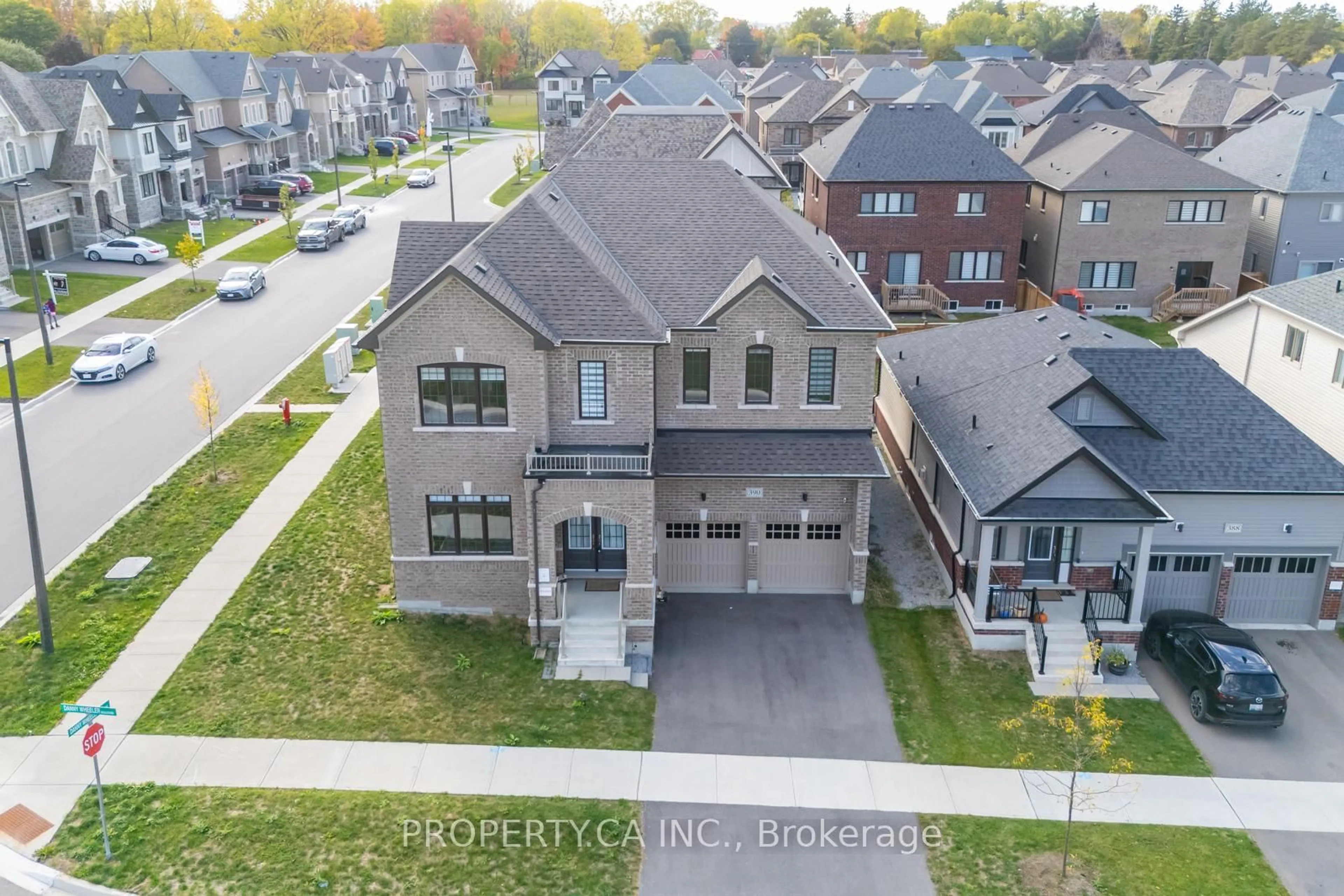 A pic from outside/outdoor area/front of a property/back of a property/a pic from drone, street for 390 Danny Wheeler Blvd, Georgina Ontario L4P 0J8