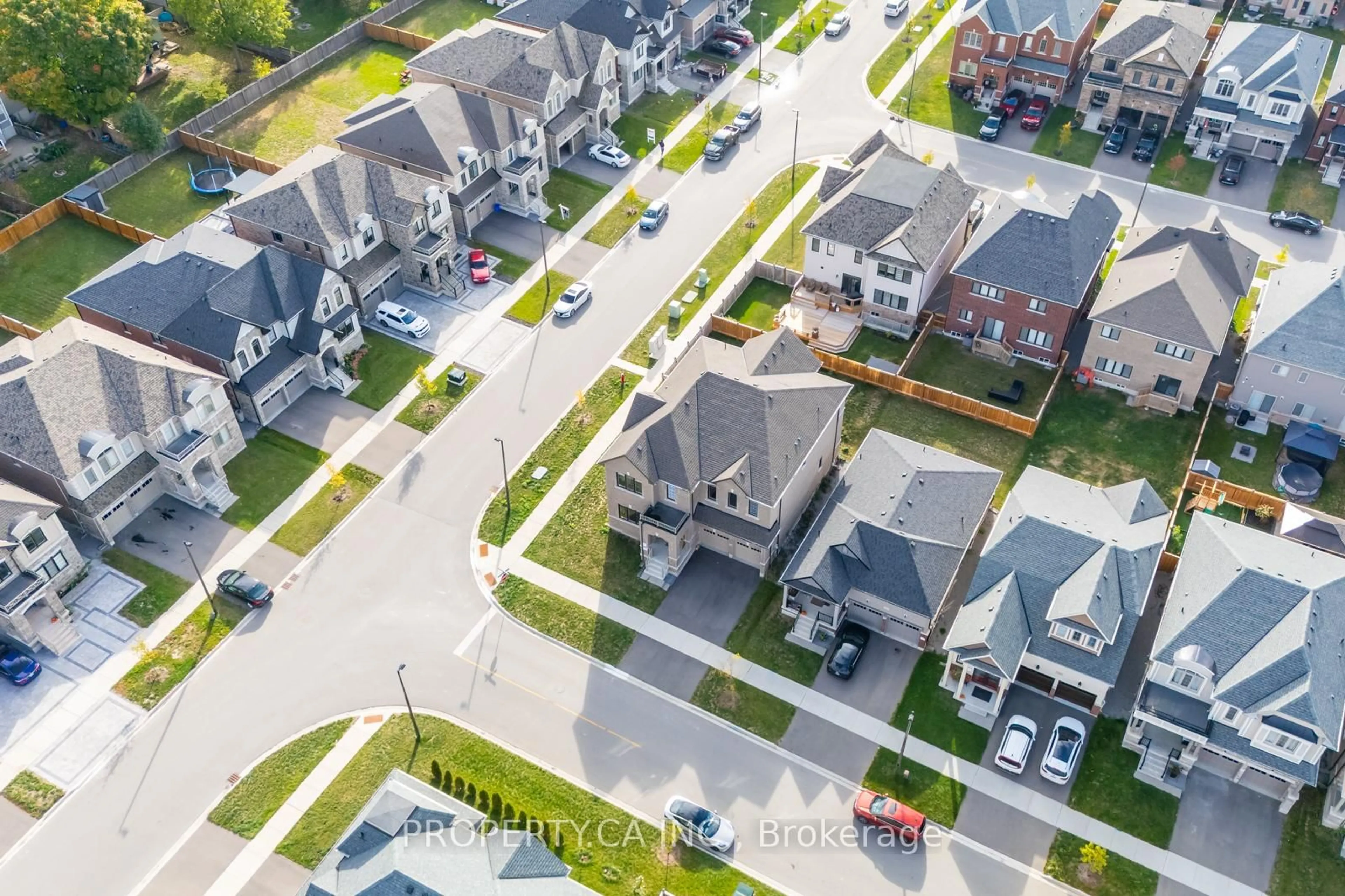A pic from outside/outdoor area/front of a property/back of a property/a pic from drone, street for 390 Danny Wheeler Blvd, Georgina Ontario L4P 0J8