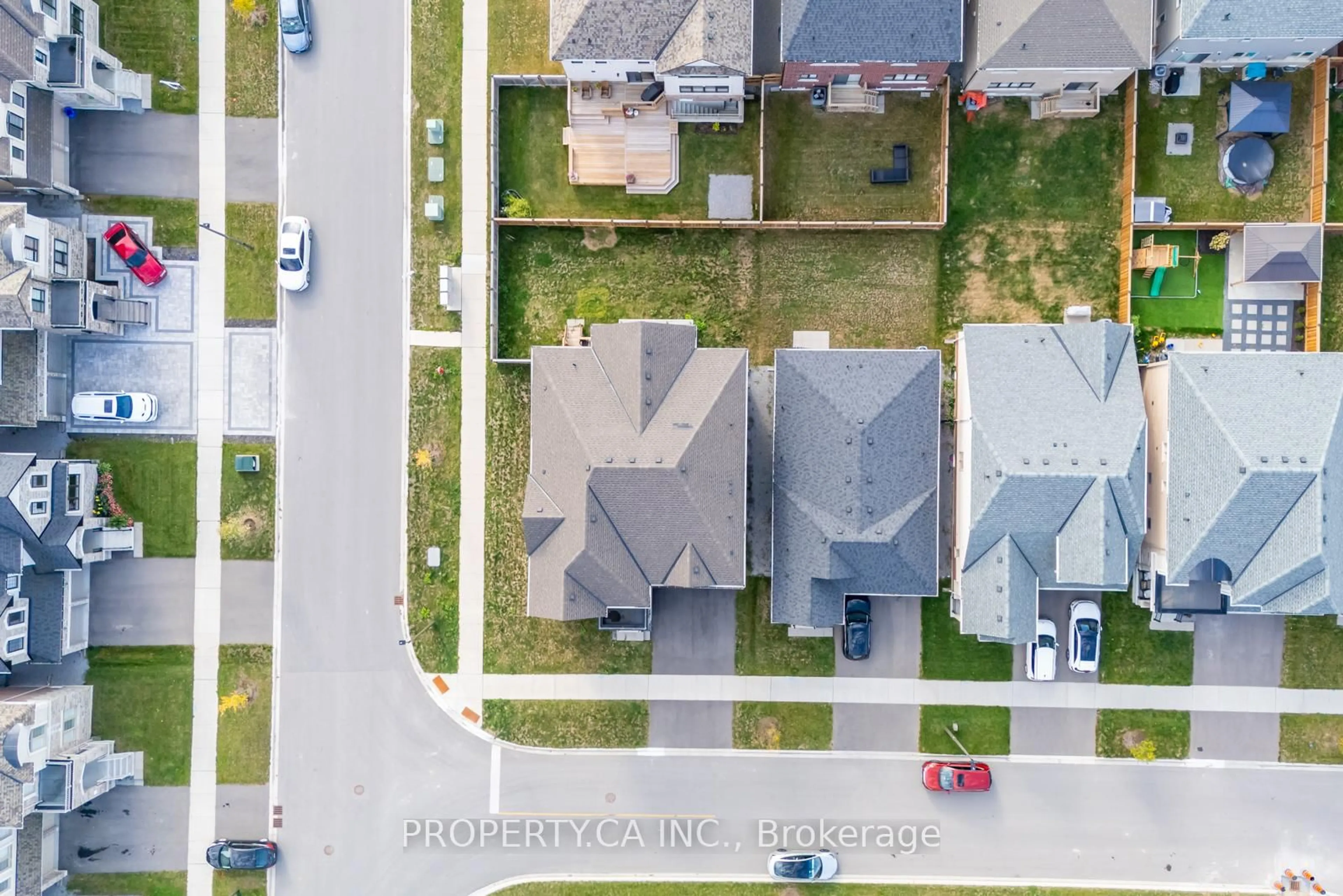 A pic from outside/outdoor area/front of a property/back of a property/a pic from drone, street for 390 Danny Wheeler Blvd, Georgina Ontario L4P 0J8
