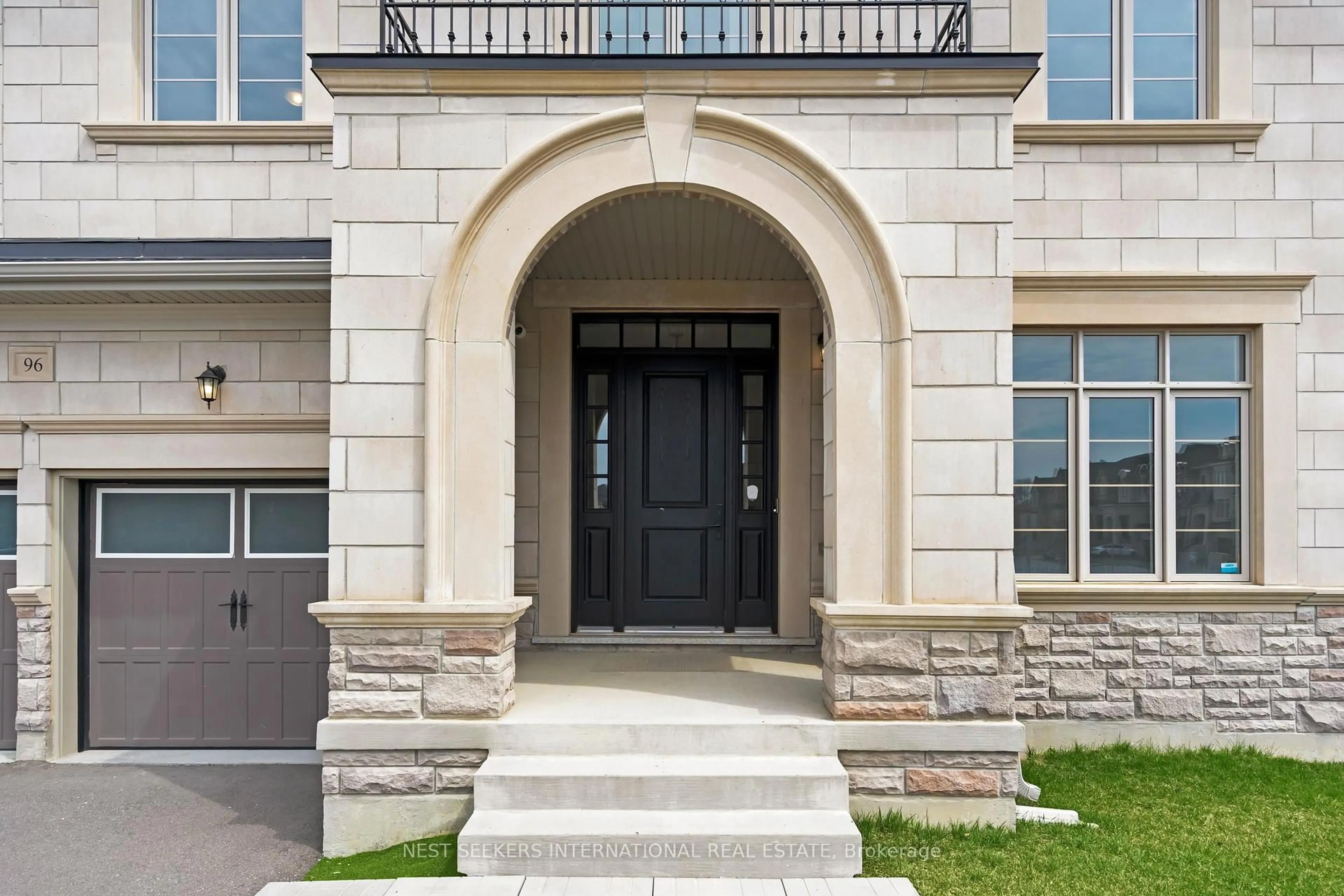 Indoor entryway for 96 Stokes Dr, King Ontario L7B 0P8
