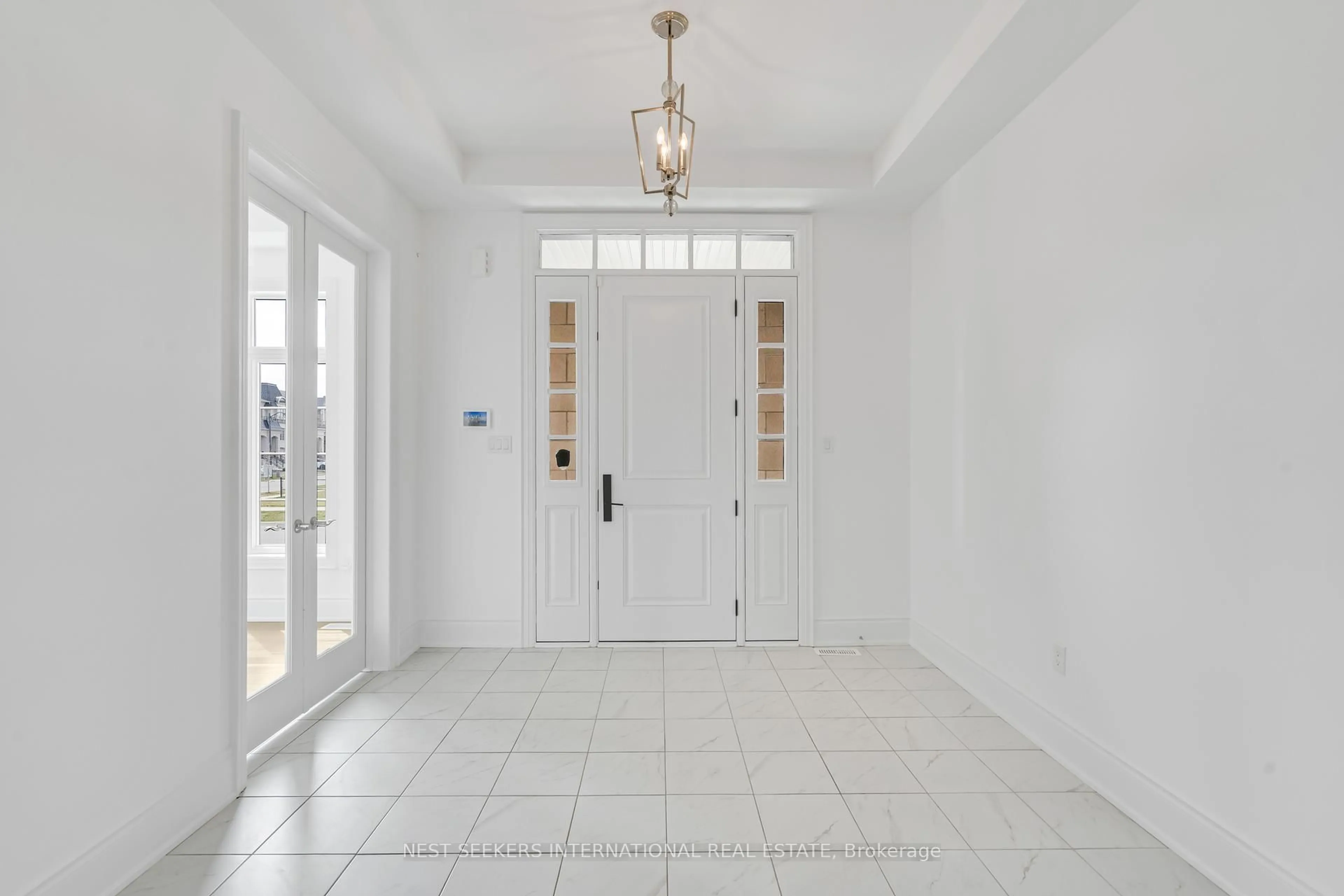 Indoor entryway for 96 Stokes Dr, King Ontario L7B 0P8