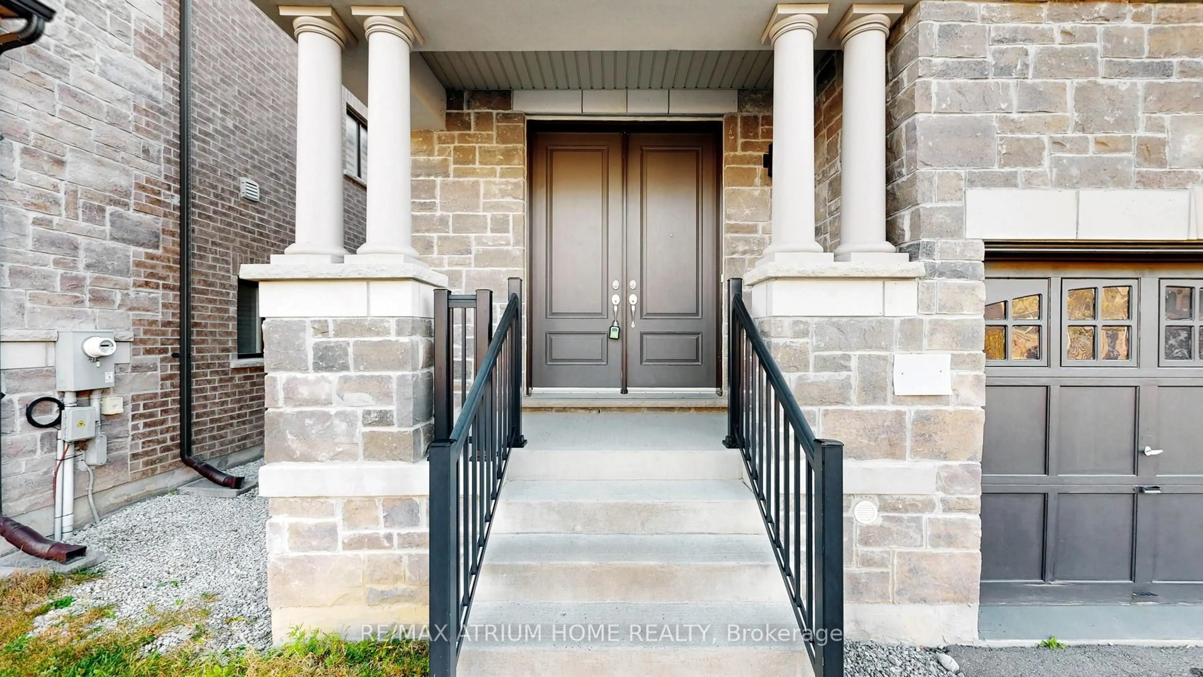 Indoor entryway for 37 Hamster Cres, Aurora Ontario L4G 3G7