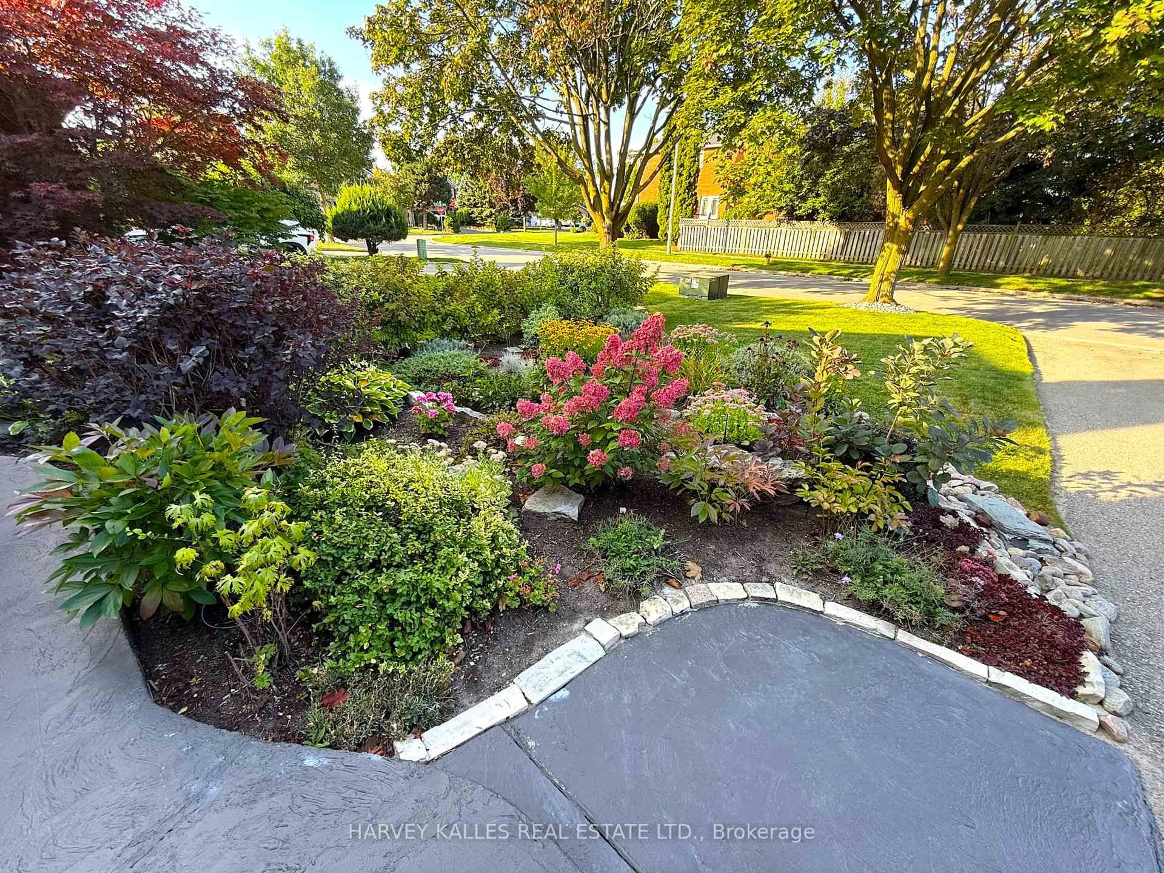 A pic from outside/outdoor area/front of a property/back of a property/a pic from drone, street for 486 Greenock Dr, Vaughan Ontario L6A 1M6