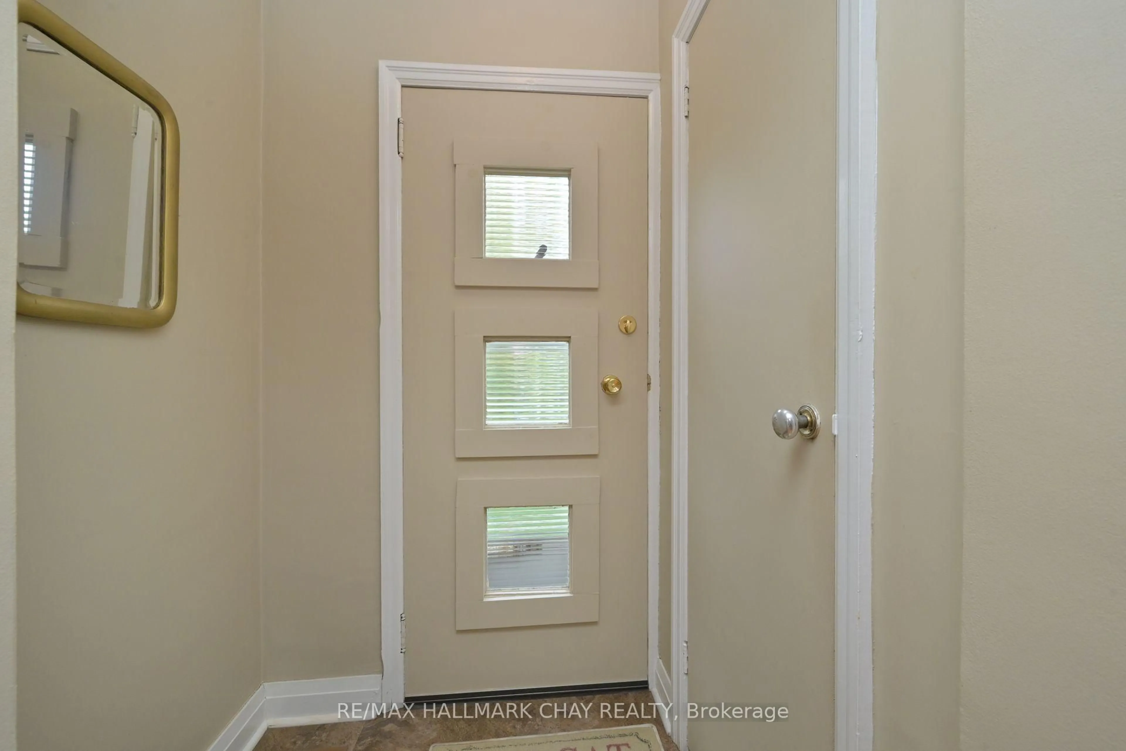 Indoor entryway for 57 Nelson St, New Tecumseth Ontario L0M 1A0