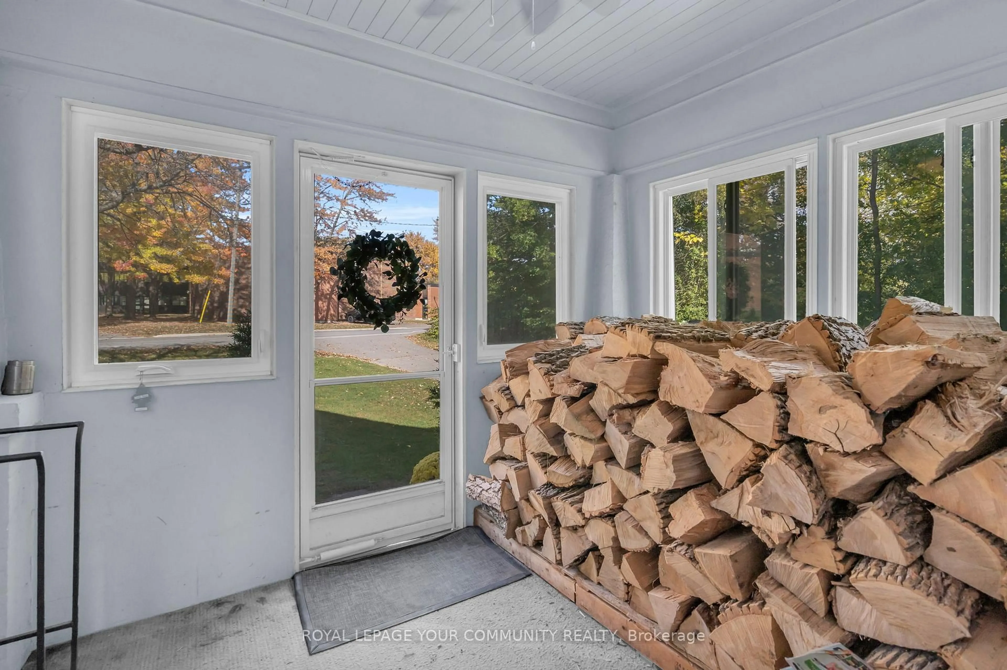Indoor entryway for 3 Catering Rd, Georgina Ontario L0E 1R0
