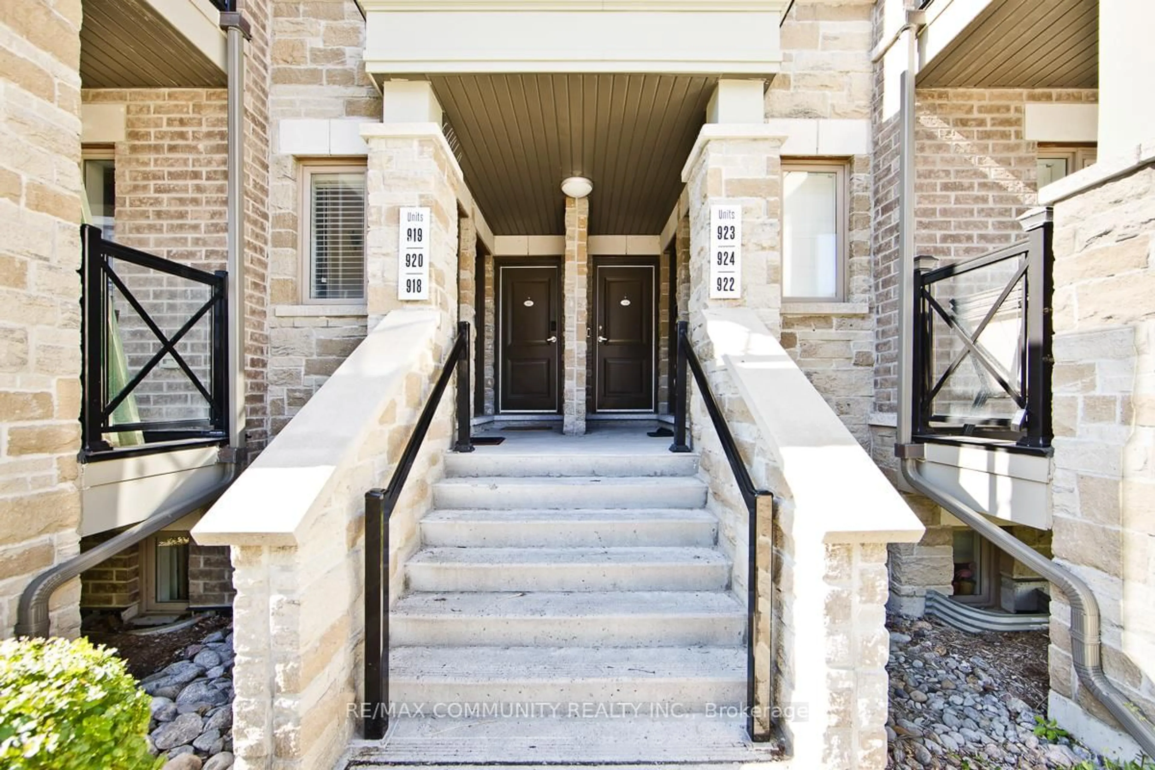 Indoor foyer for 2 Blanche Lane #922, Markham Ontario L6B 1N3
