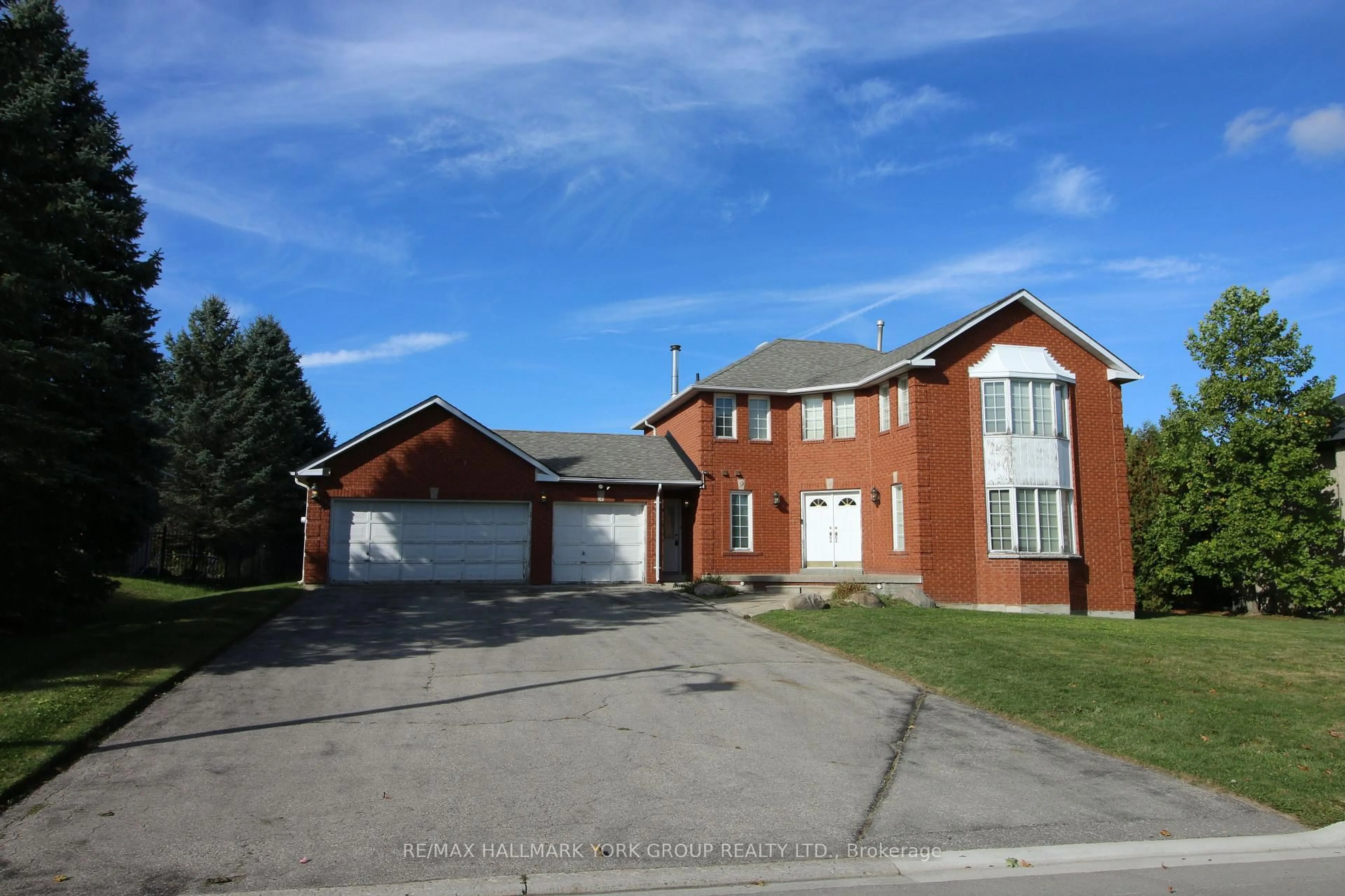 A pic from outside/outdoor area/front of a property/back of a property/a pic from drone, street for 175 Treegrove Circ, Aurora Ontario L4G 6M1
