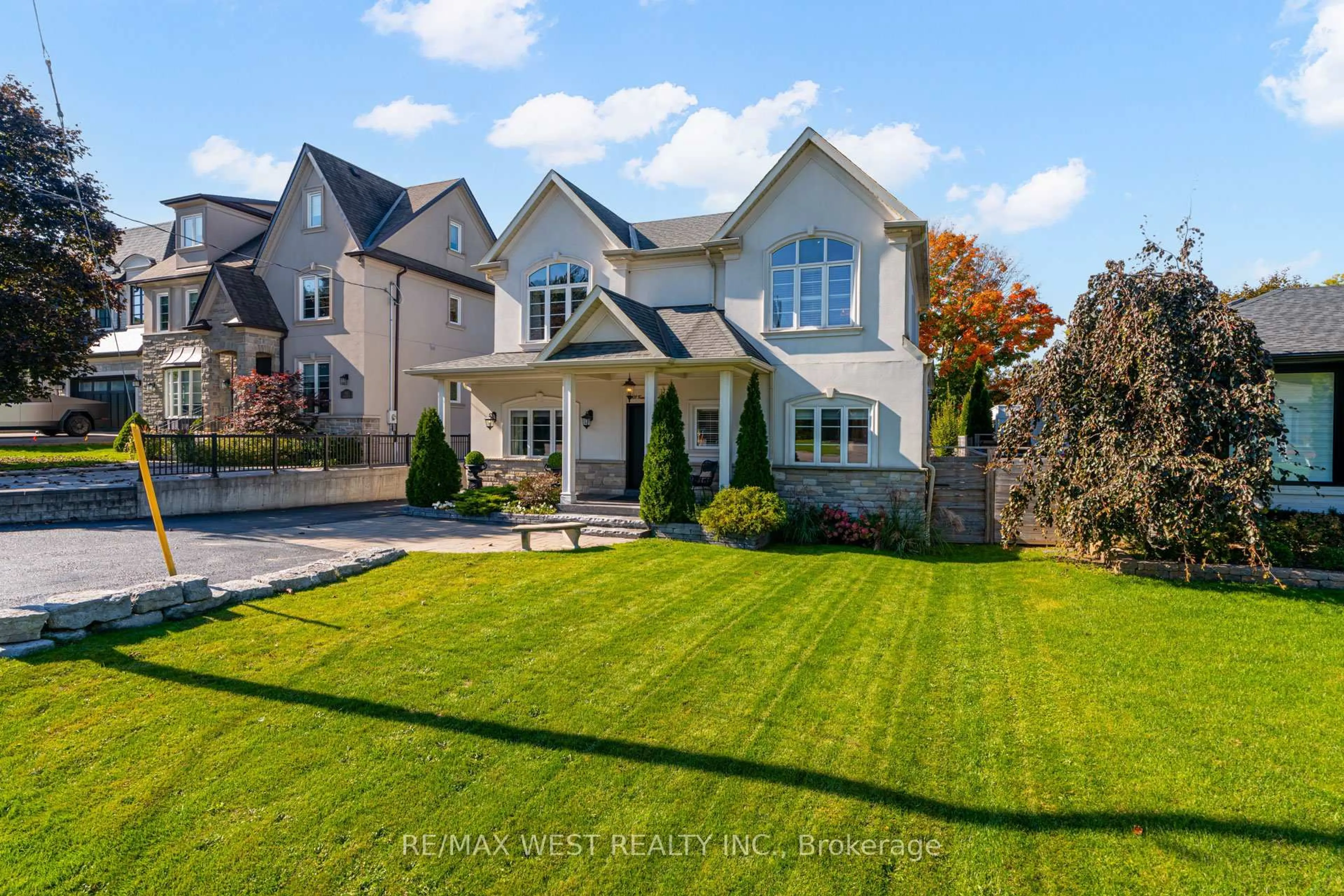 A pic from outside/outdoor area/front of a property/back of a property/a pic from drone, street for 108 Hambly Ave, King Ontario L7B 1J1
