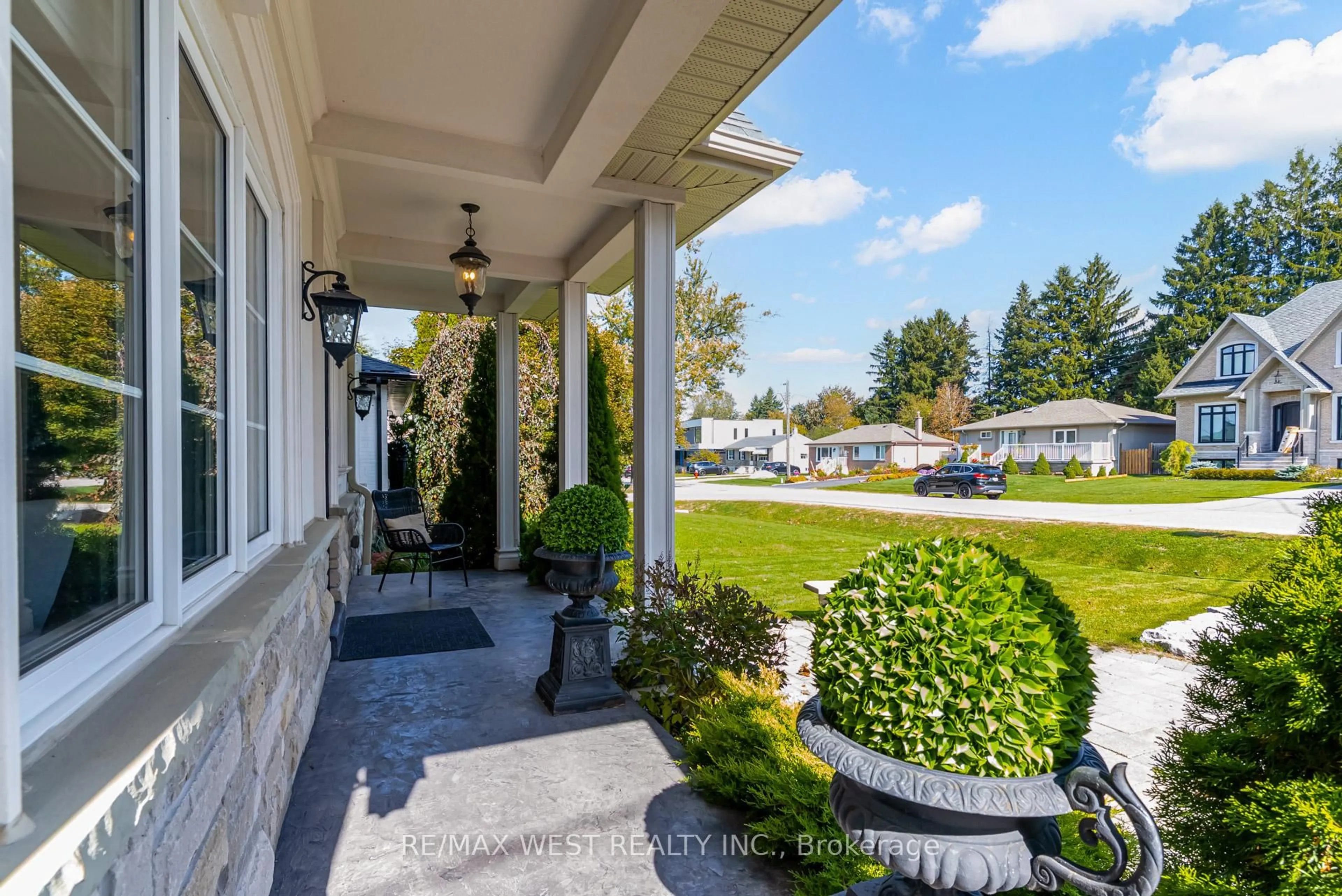 Patio, street for 108 Hambly Ave, King Ontario L7B 1J1