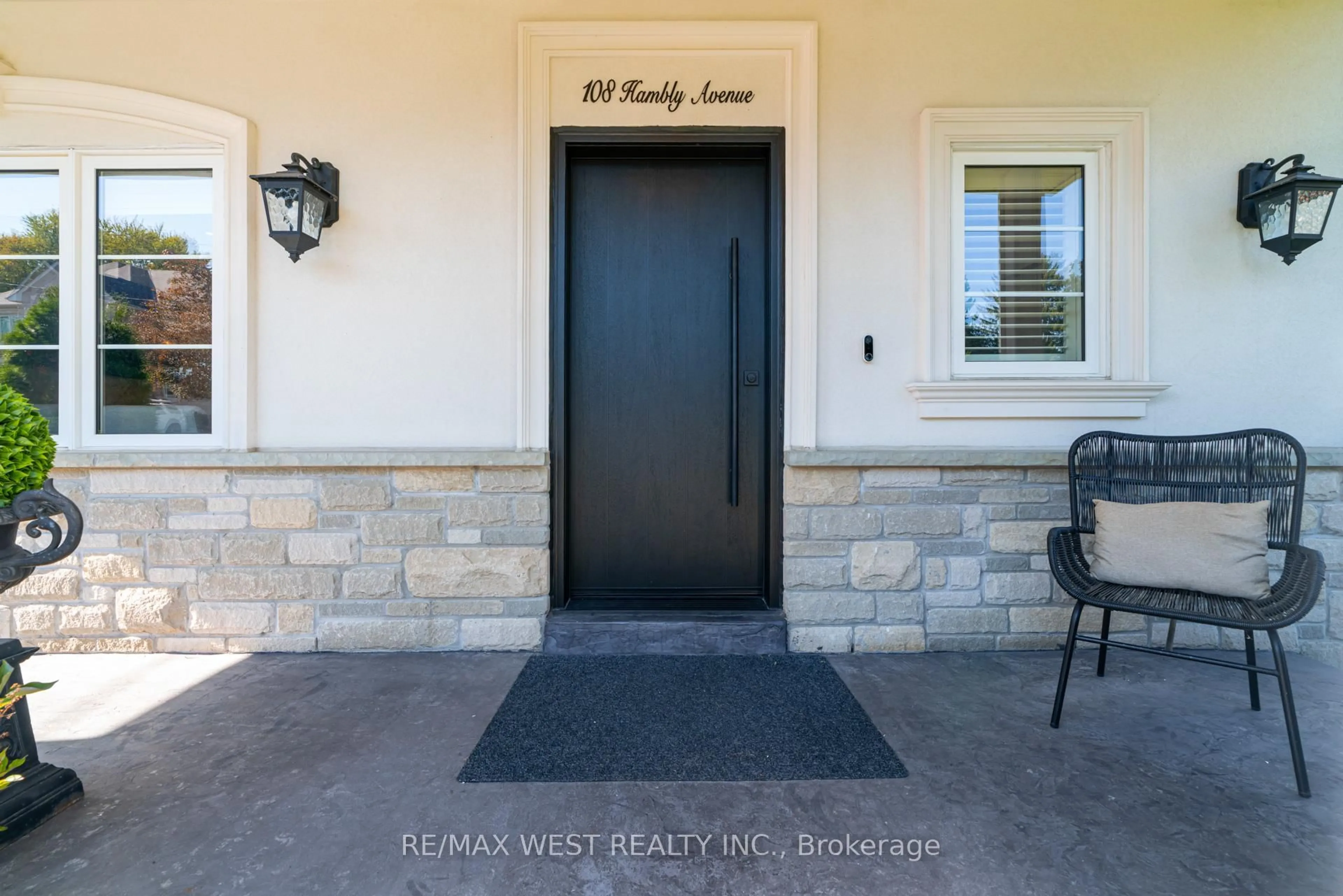 Indoor entryway for 108 Hambly Ave, King Ontario L7B 1J1