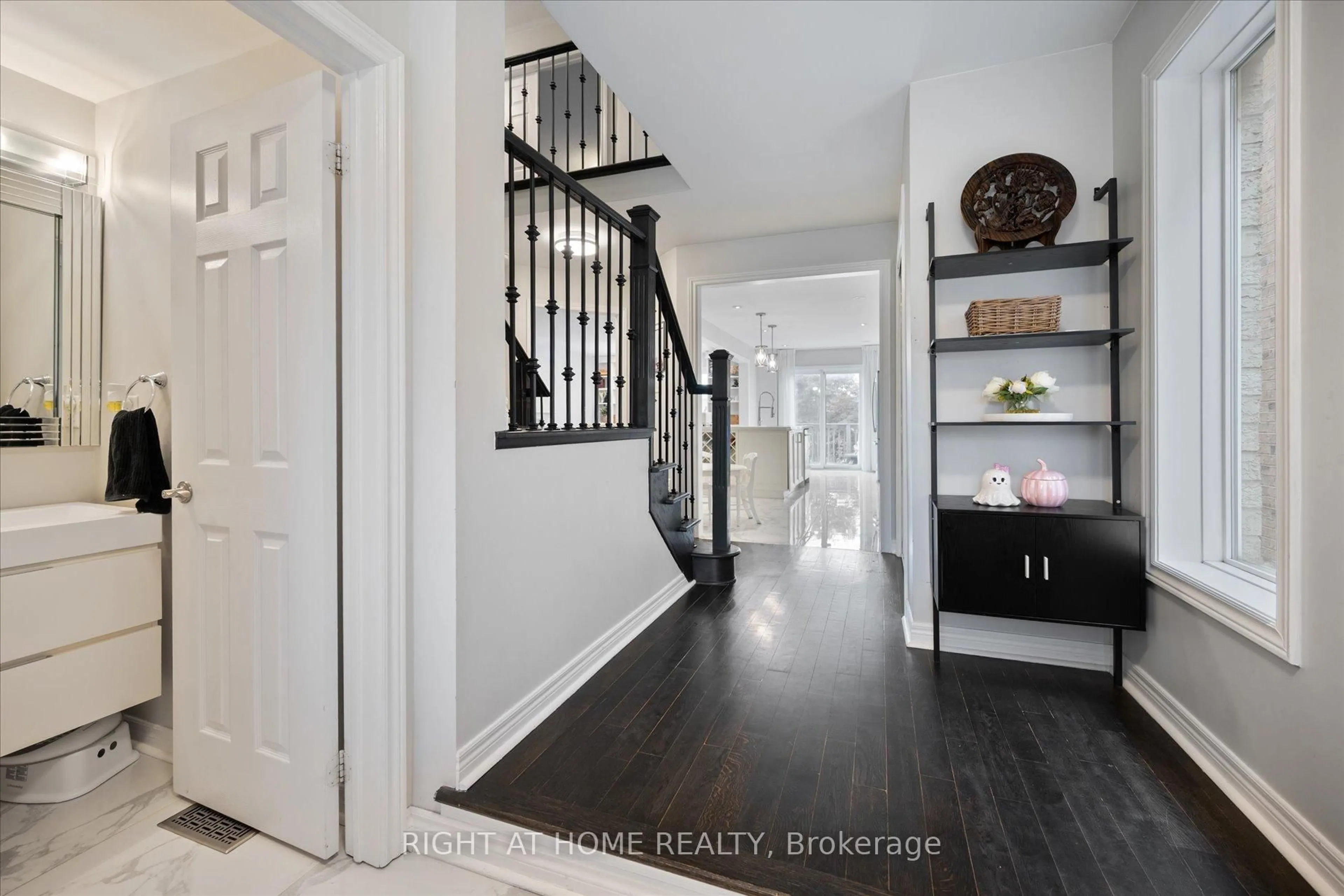 Indoor entryway for 58 Lindenshire Ave, Vaughan Ontario L6A 4A6