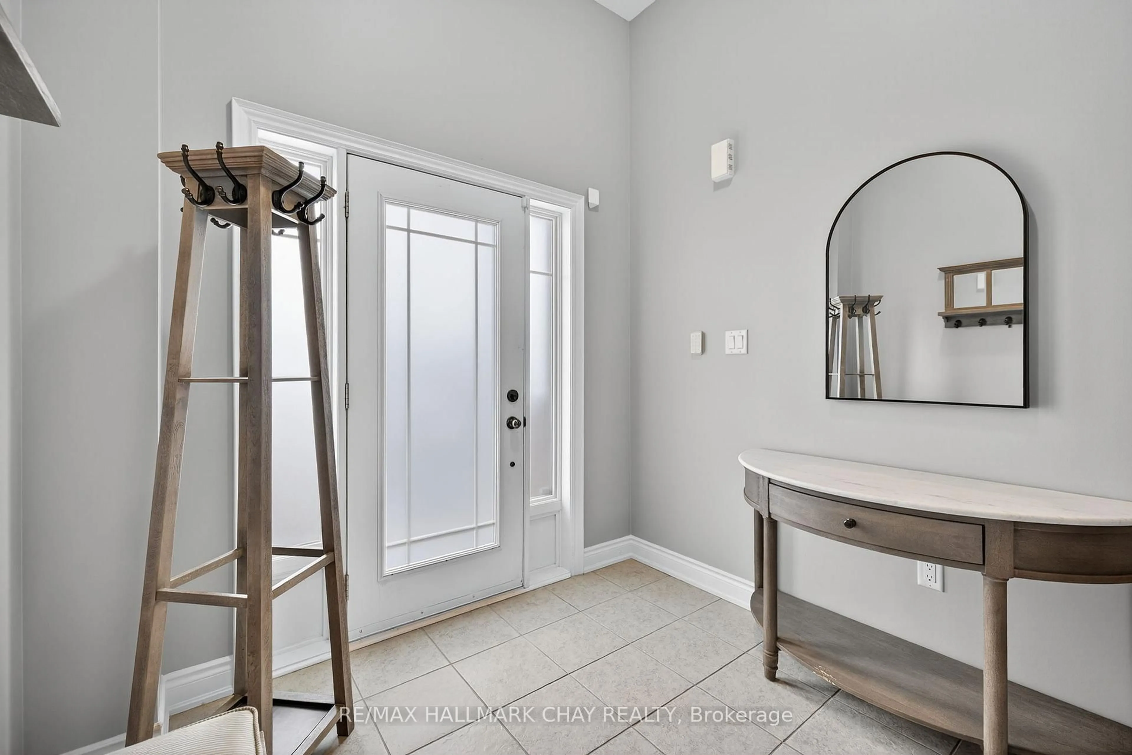 Indoor entryway for 45 Lorne Thomas Pl, New Tecumseth Ontario L9R 0T8