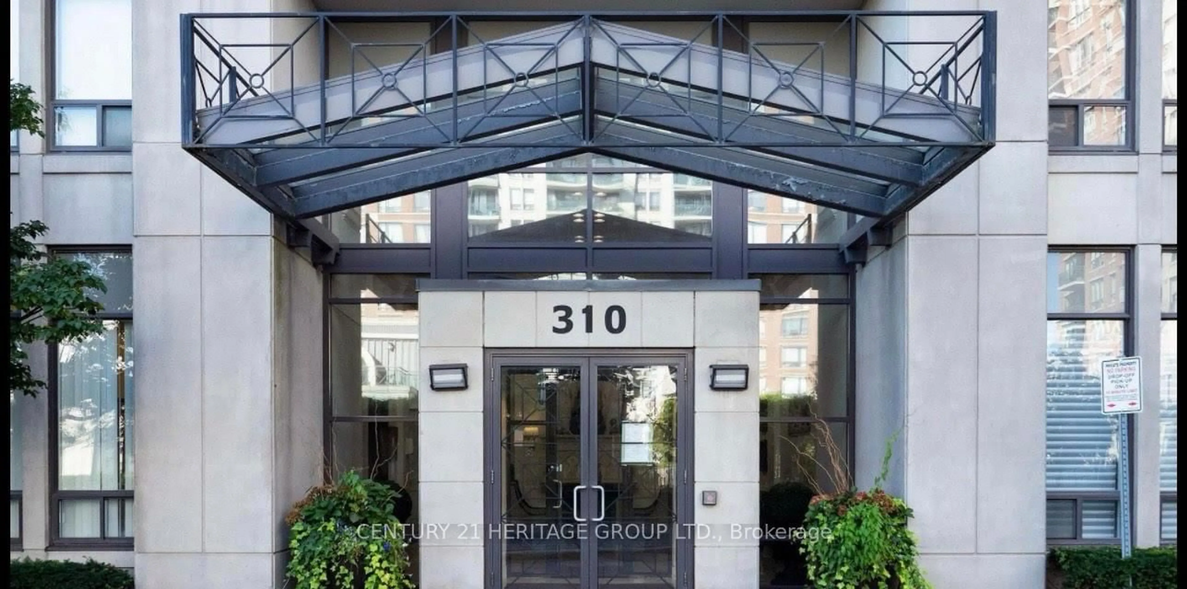 Indoor foyer for 310 Red Maple Rd #809, Richmond Hill Ontario L4C 0T7