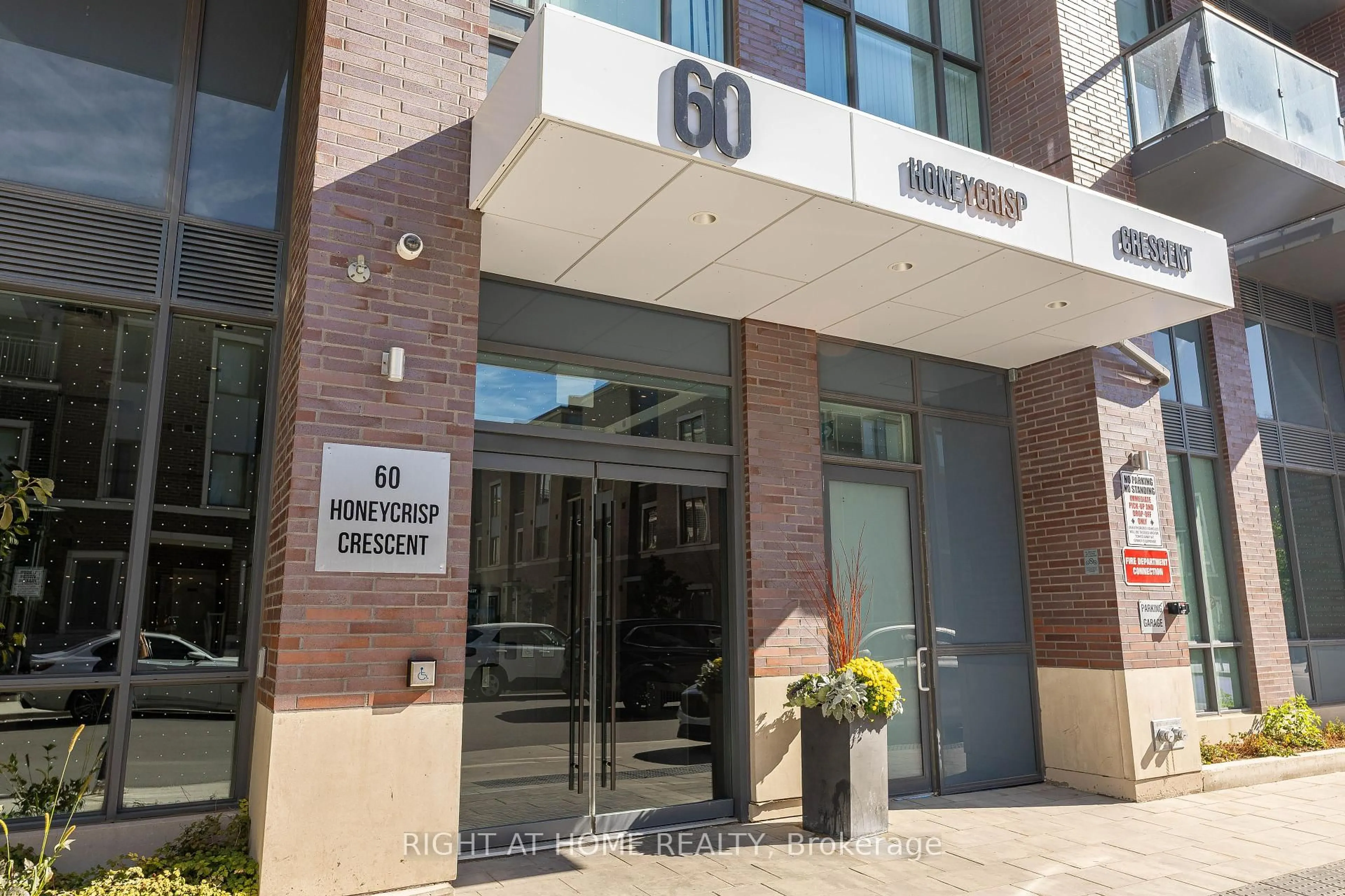 Indoor foyer for 60 Honeycrisp Cres #212, Vaughan Ontario L4K 0N5