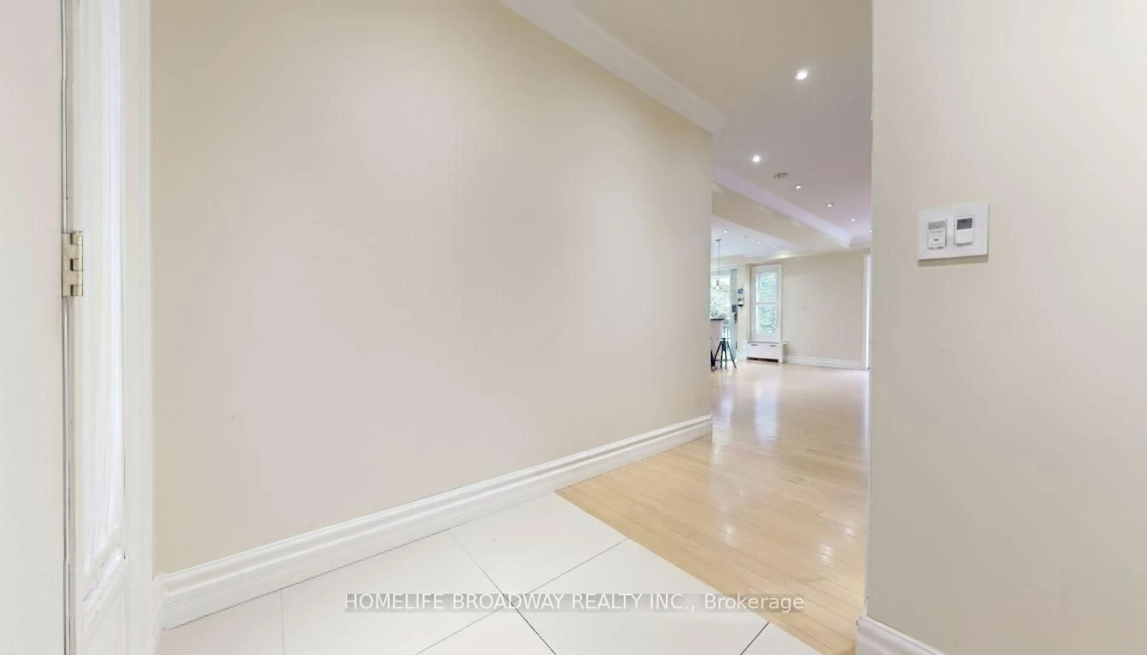 Indoor foyer for 9133 Bayview Ave #TH25, Richmond Hill Ontario L4B 4C5
