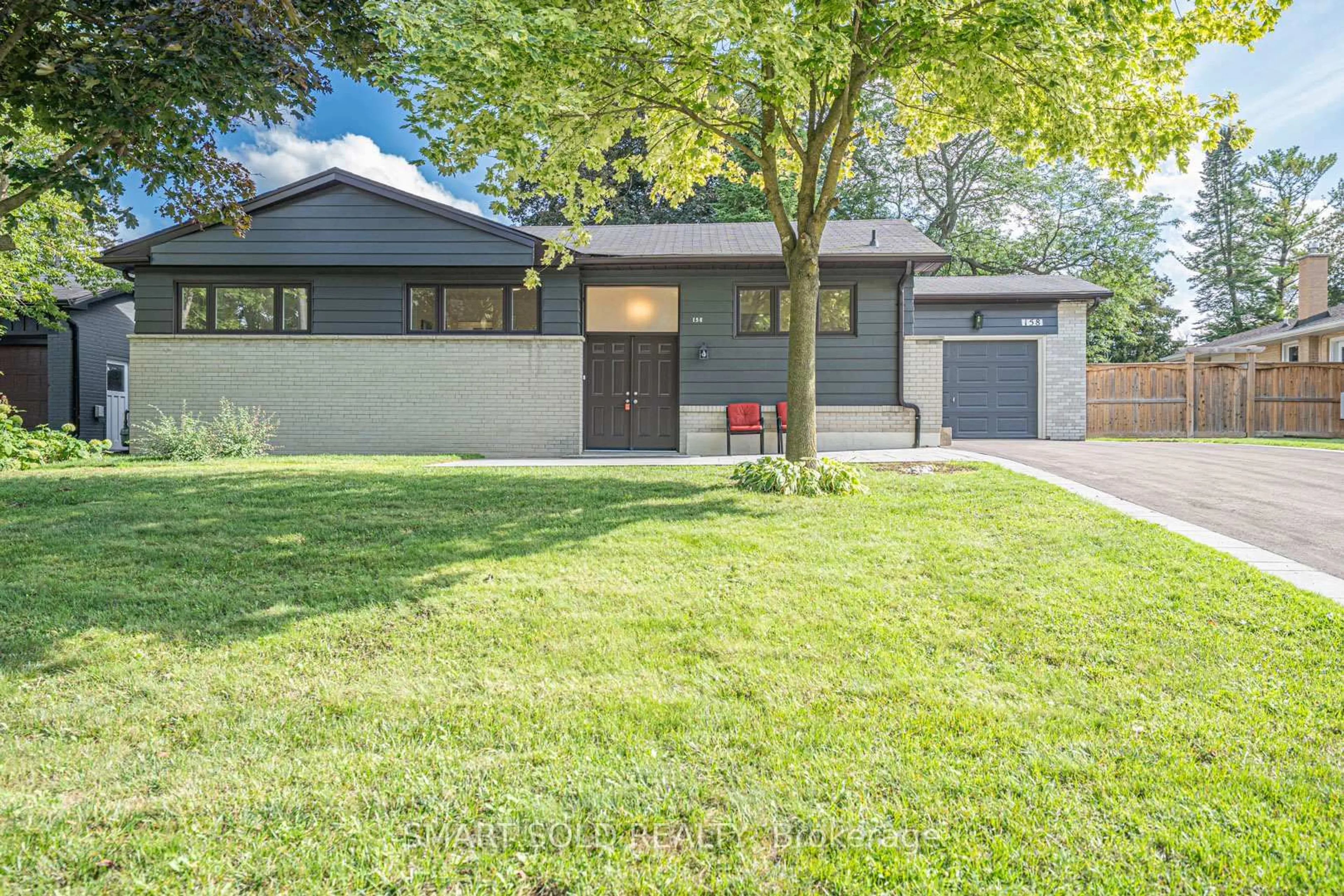 Home with vinyl exterior material, street for 158 Park Ave, Newmarket Ontario L3Y 1V1