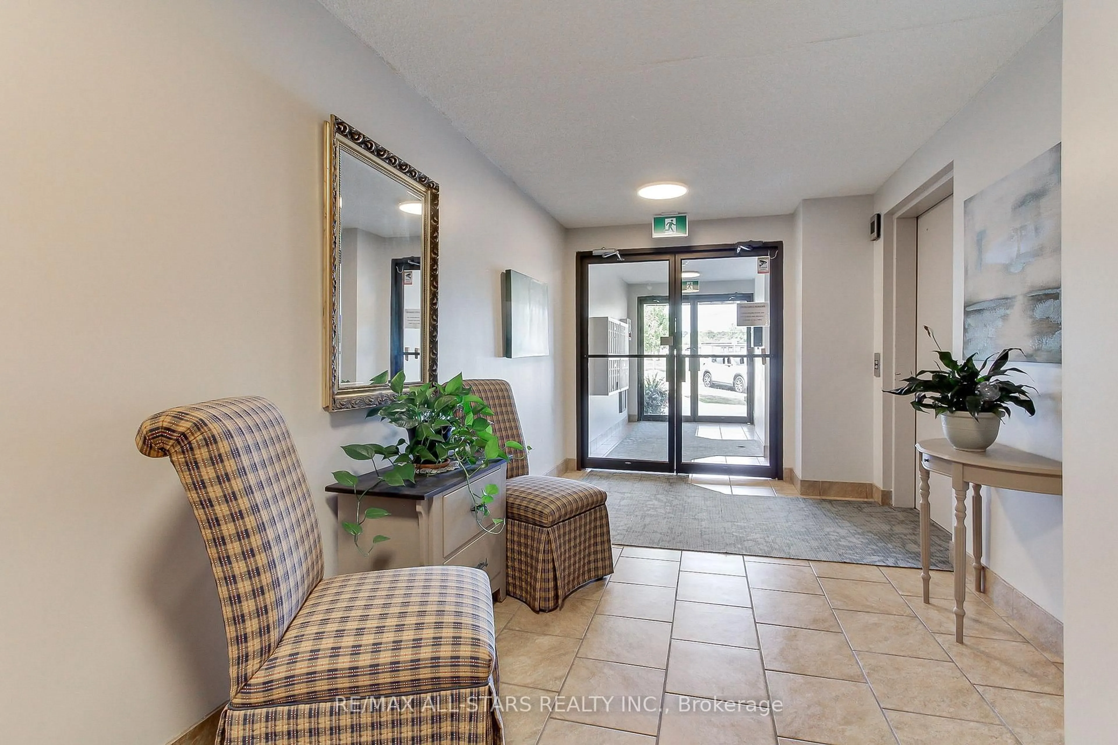 Indoor foyer for 41 Ash St #103, Uxbridge Ontario L9P 1E2