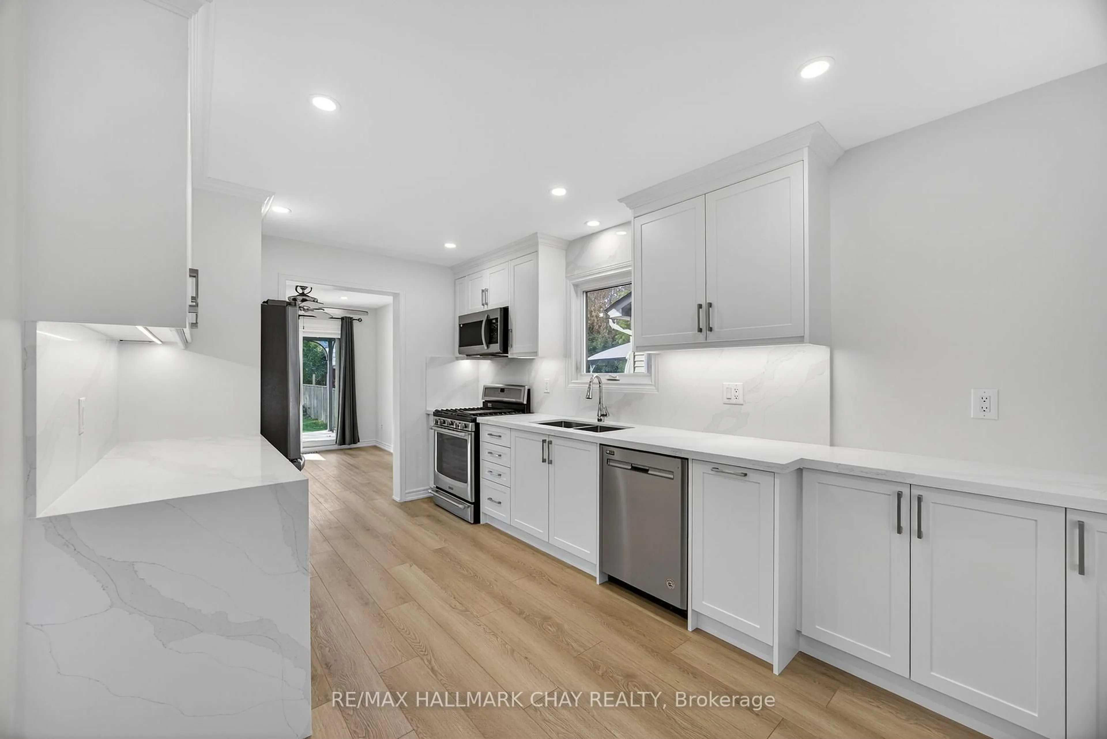 Open concept kitchen, unknown for 714 Candaras St, Innisfil Ontario L9S 2G9