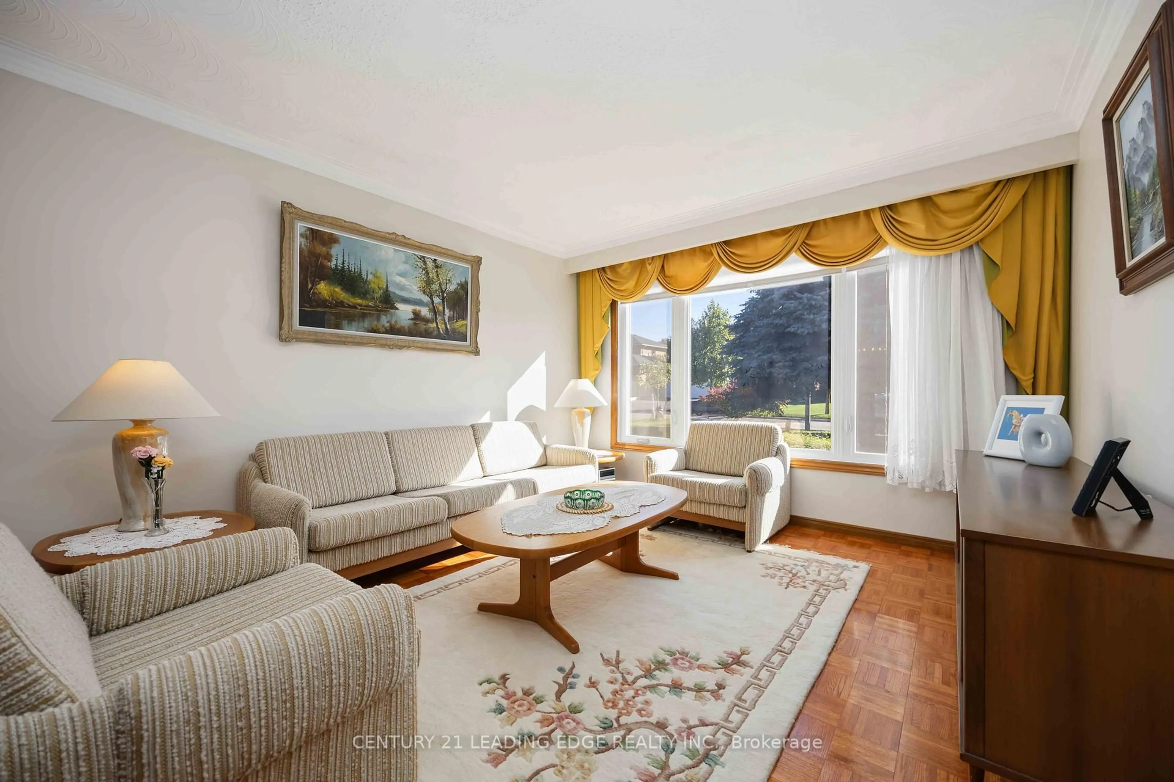 Living room with furniture, unknown for 52 ASPEN Cres, Whitchurch-Stouffville Ontario L4A 5C7
