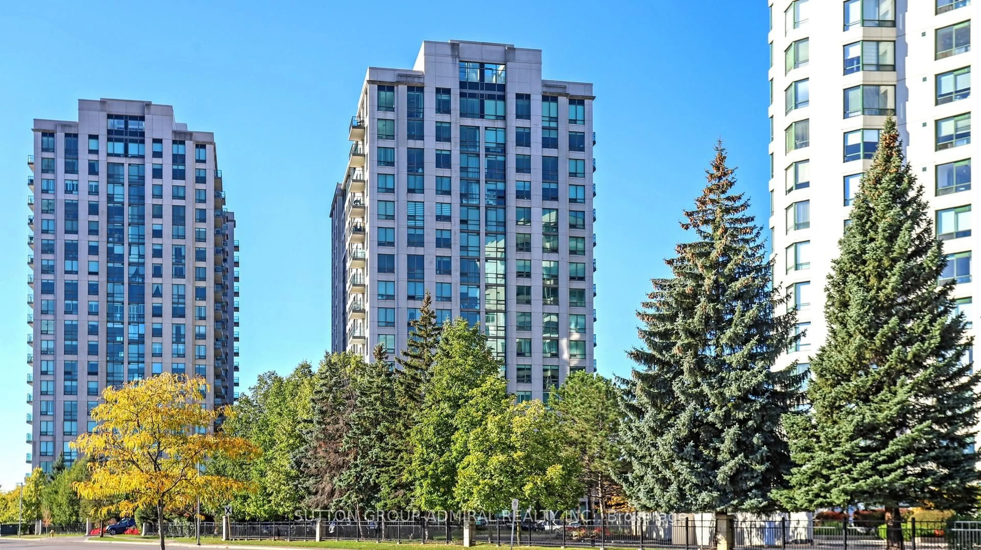 Indoor foyer for 100 Promenade Circ #206, Vaughan Ontario L4J 7W7