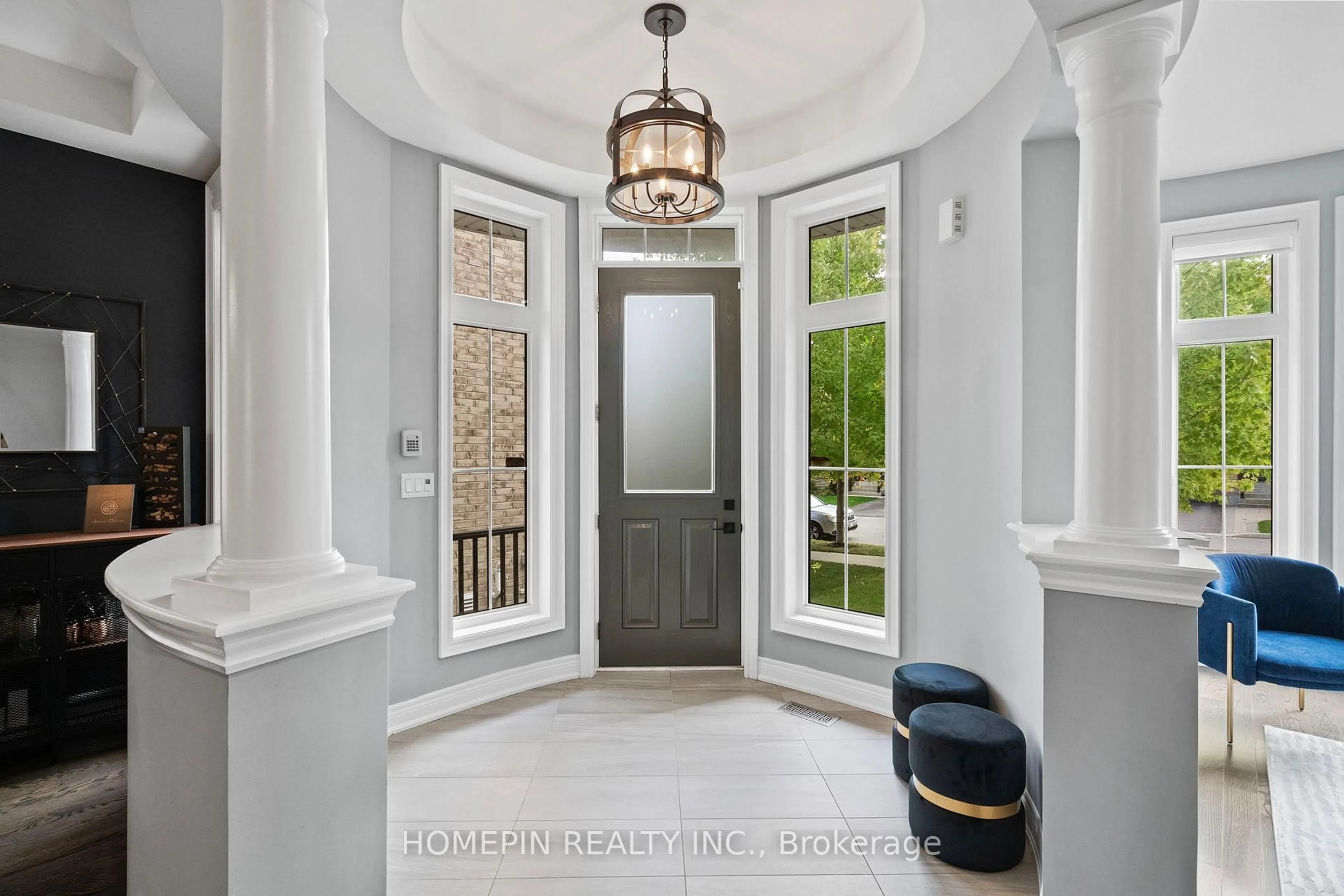 Indoor entryway for 201 Gar Lehman Ave, Whitchurch-Stouffville Ontario L4A 1V6