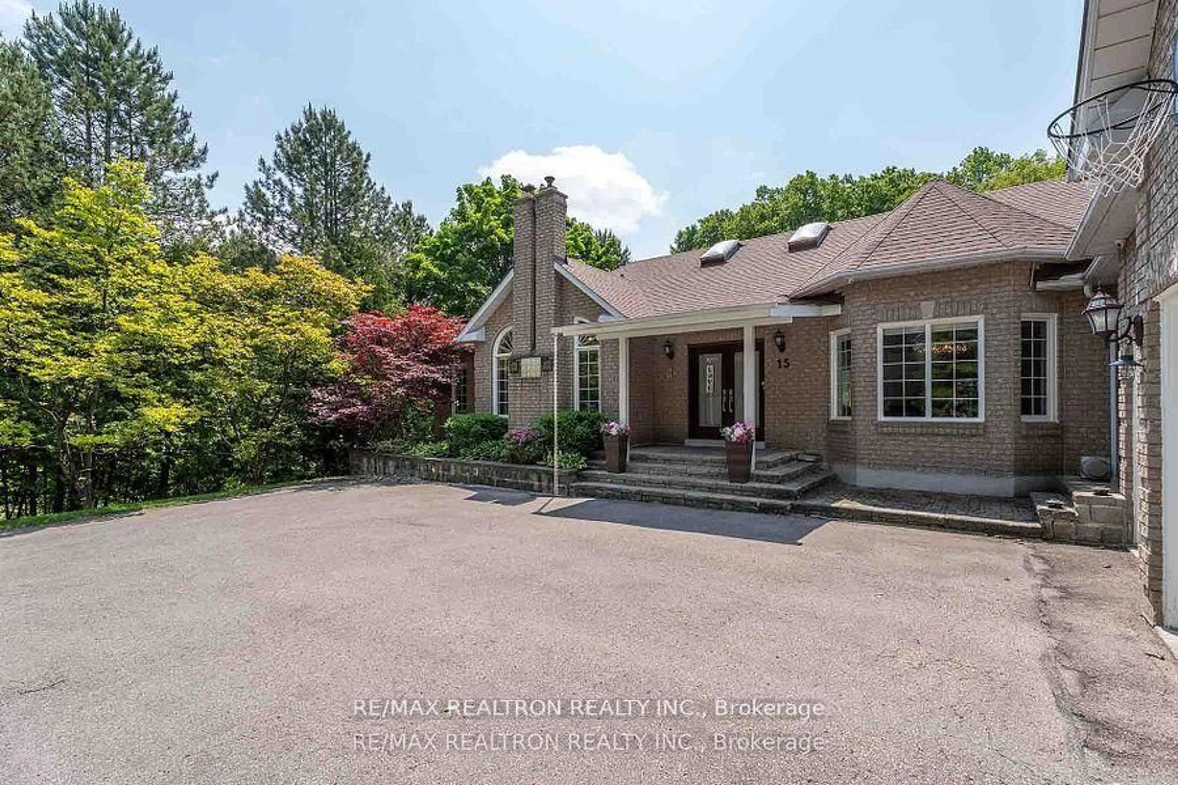 A pic from outside/outdoor area/front of a property/back of a property/a pic from drone, unknown for 15 Treegrove Circ, Aurora Ontario L4G 6M1