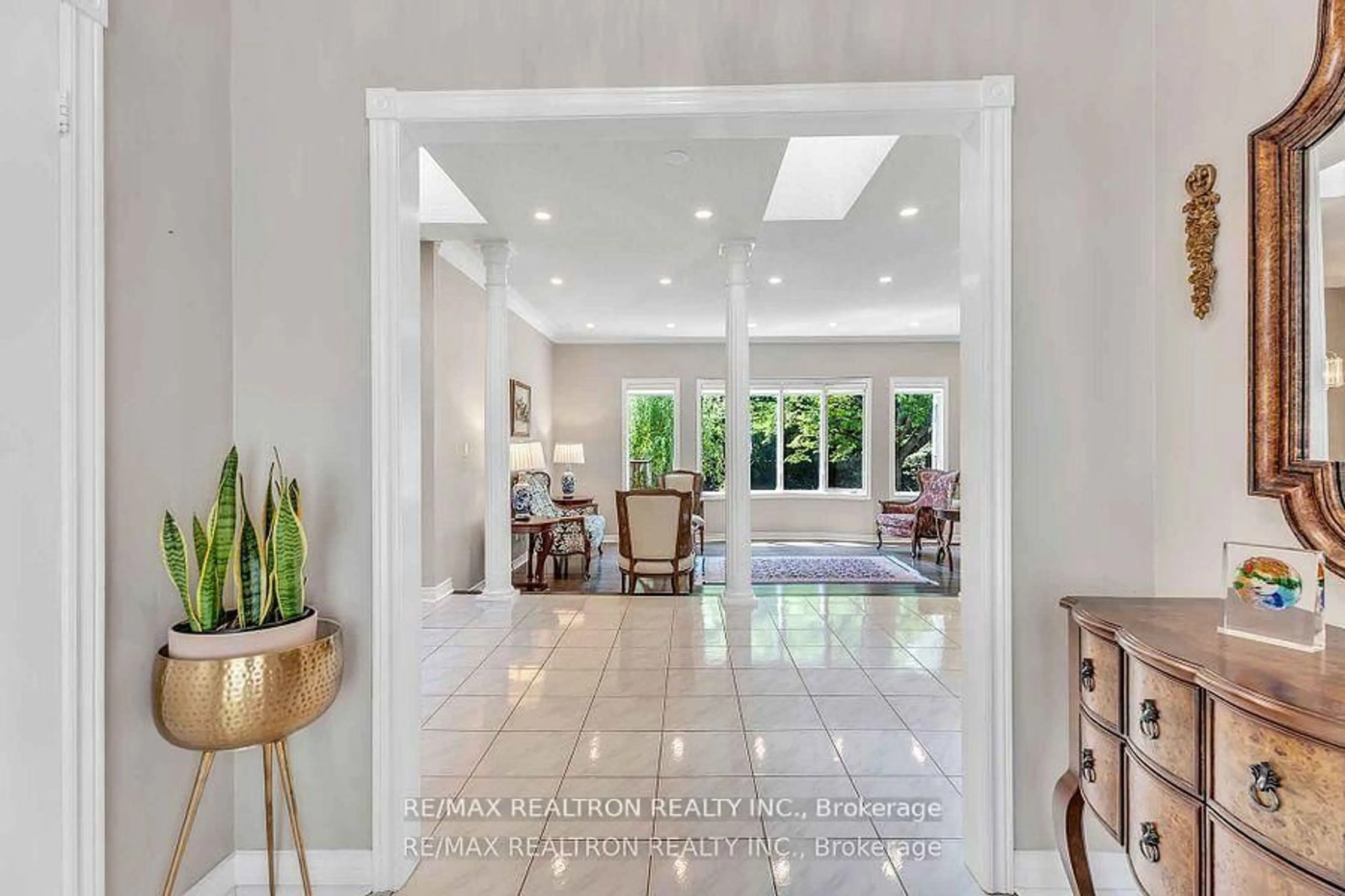 Indoor foyer for 15 Treegrove Circ, Aurora Ontario L4G 6M1