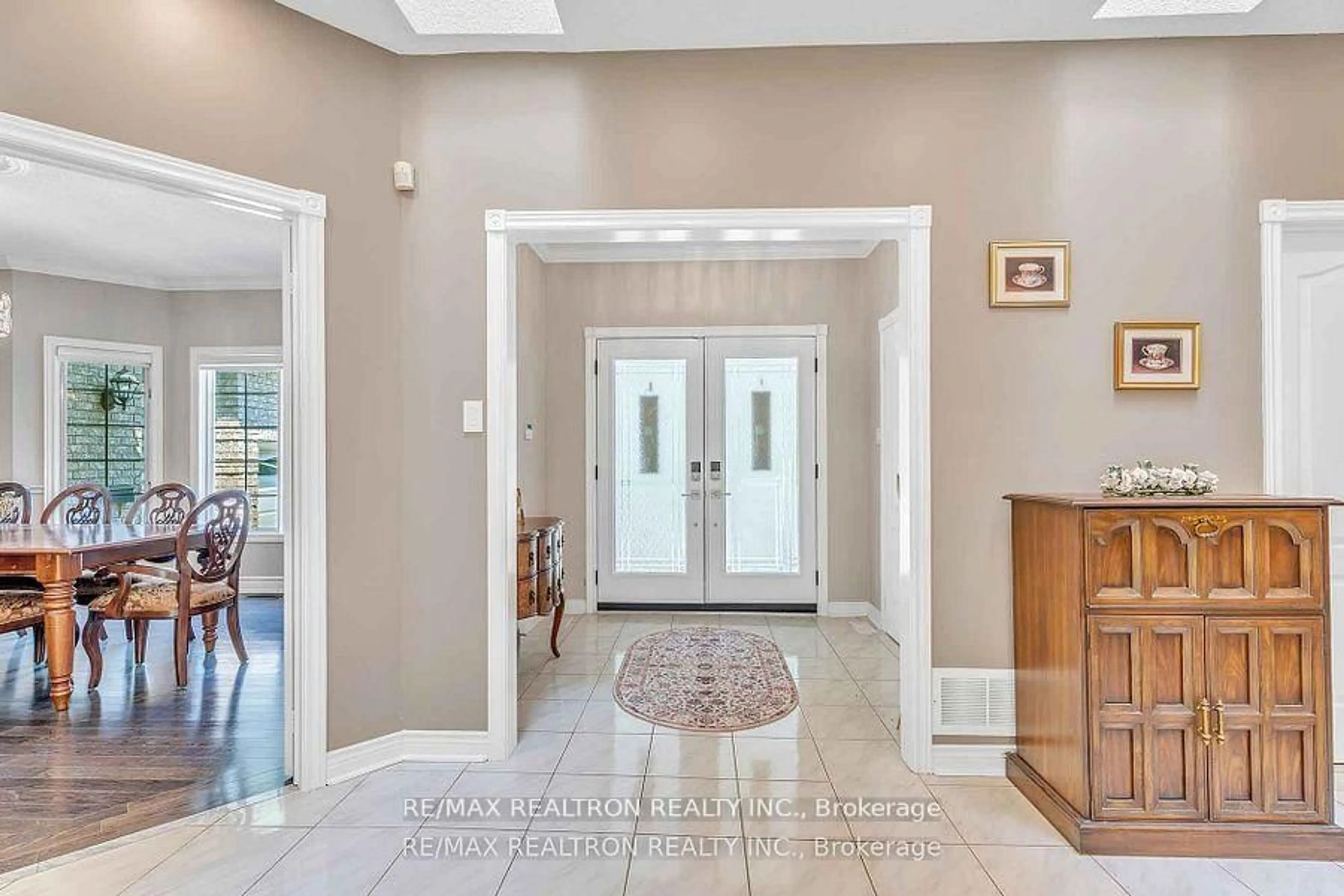 Indoor foyer for 15 Treegrove Circ, Aurora Ontario L4G 6M1