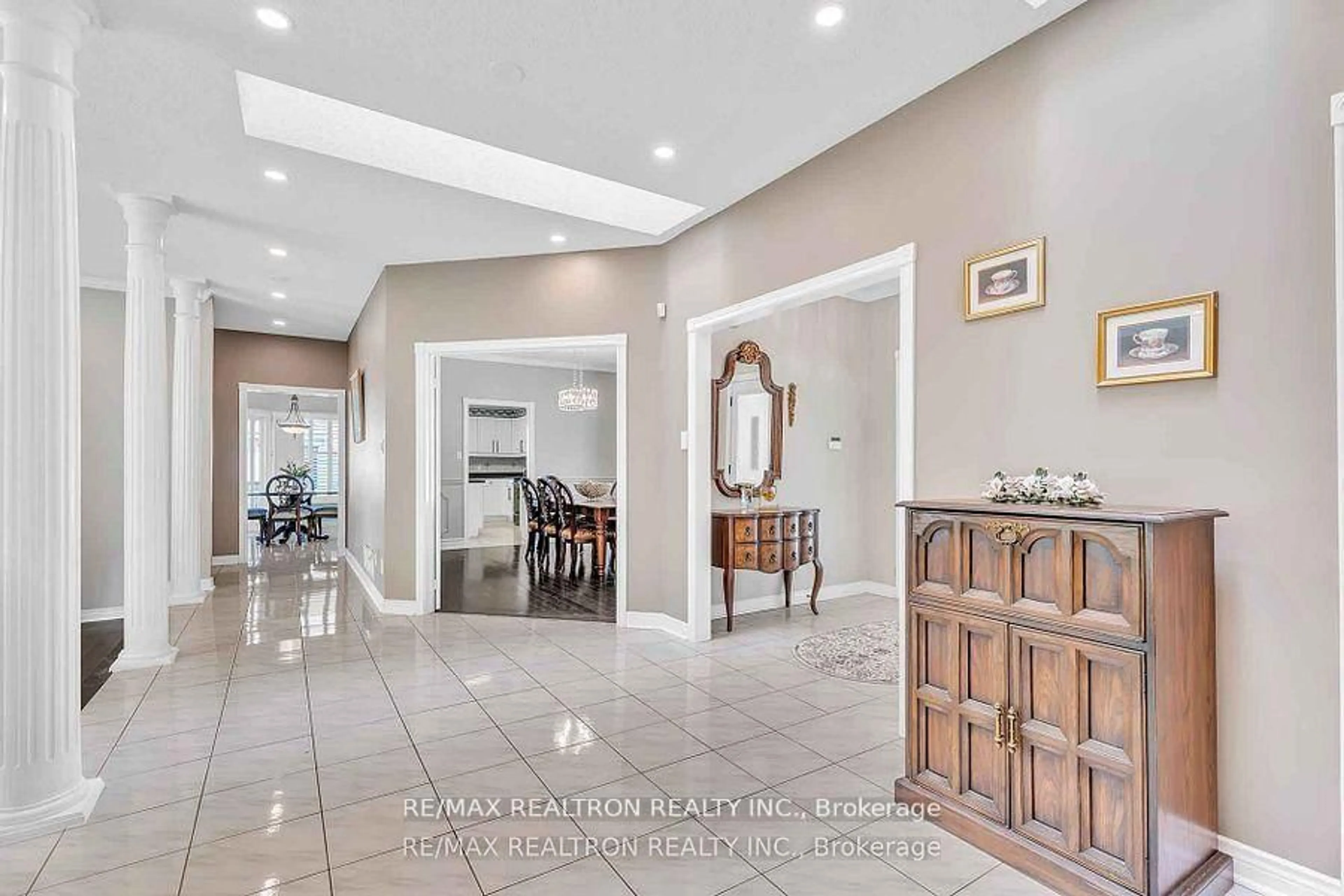 Indoor foyer for 15 Treegrove Circ, Aurora Ontario L4G 6M1