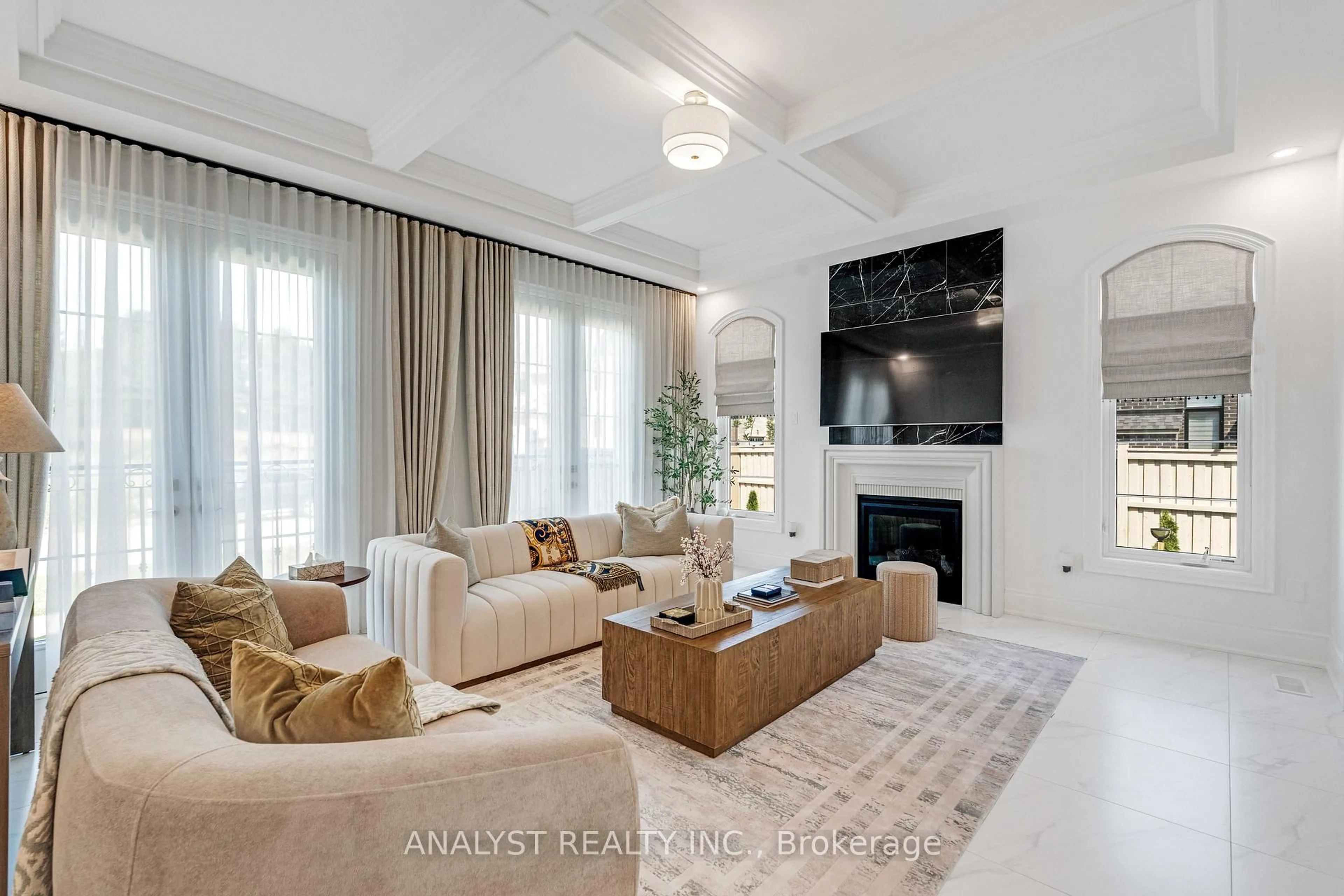 Living room with furniture, unknown for 94 Crawford Dr, King Ontario L7B 0P9
