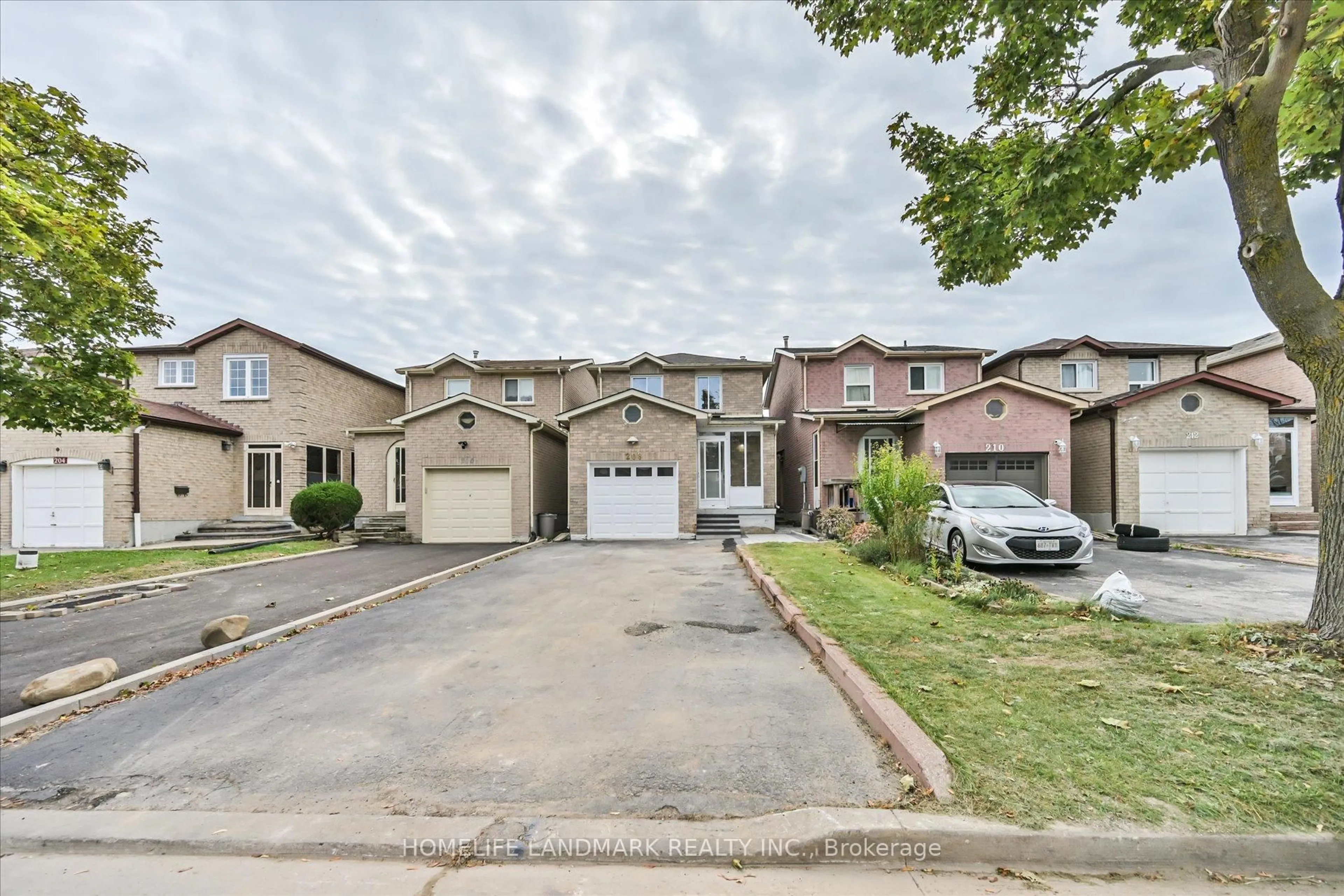 A pic from outside/outdoor area/front of a property/back of a property/a pic from drone, street for 208 Woodhall Rd, Markham Ontario L3S 1N3