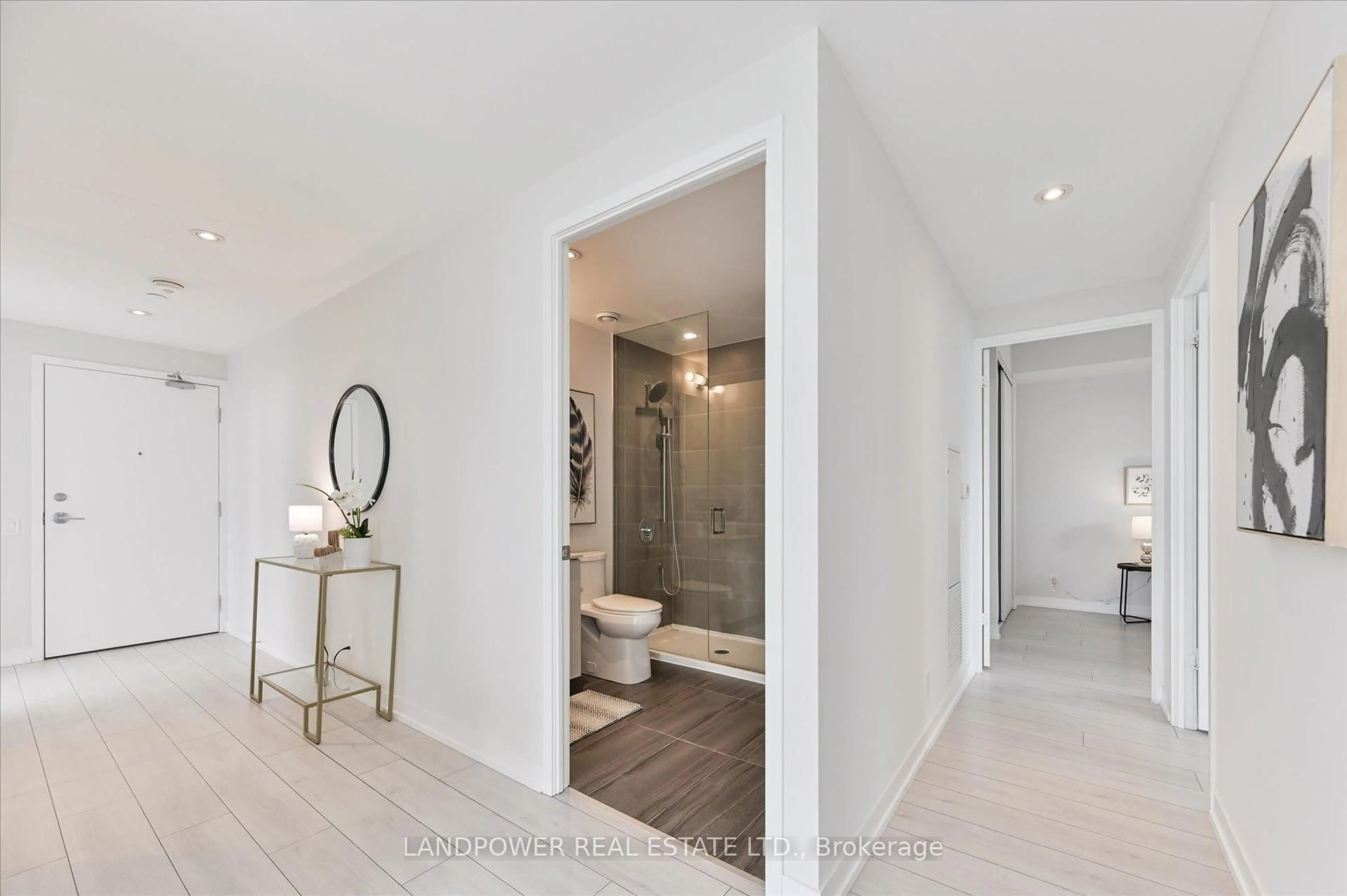 Contemporary bathroom, ceramic/tile floor for 5 Buttermill Ave #1602, Vaughan Ontario L4K 0J5