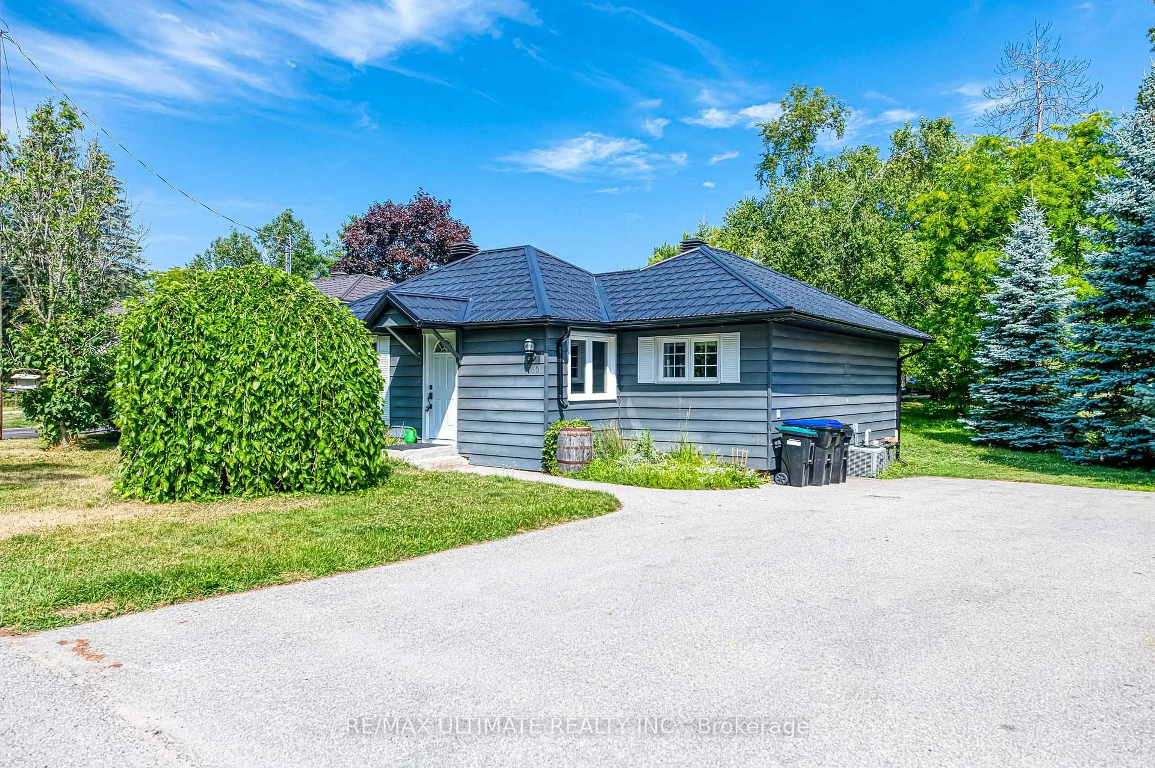 A pic from outside/outdoor area/front of a property/back of a property/a pic from drone, street for 760 Florence Rd, Innisfil Ontario L9S 2E2