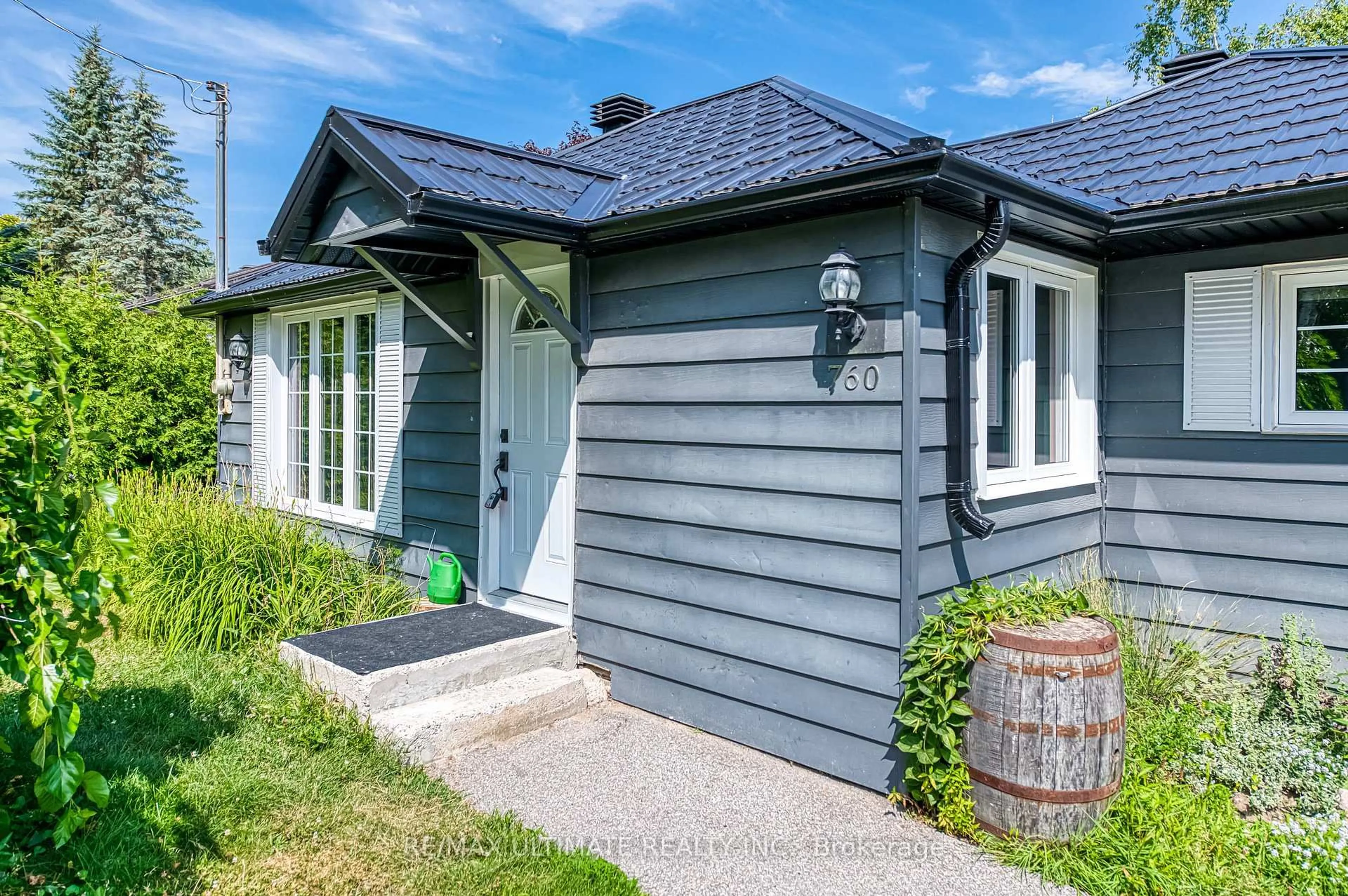 Home with vinyl exterior material, street for 760 Florence Rd, Innisfil Ontario L9S 2E2