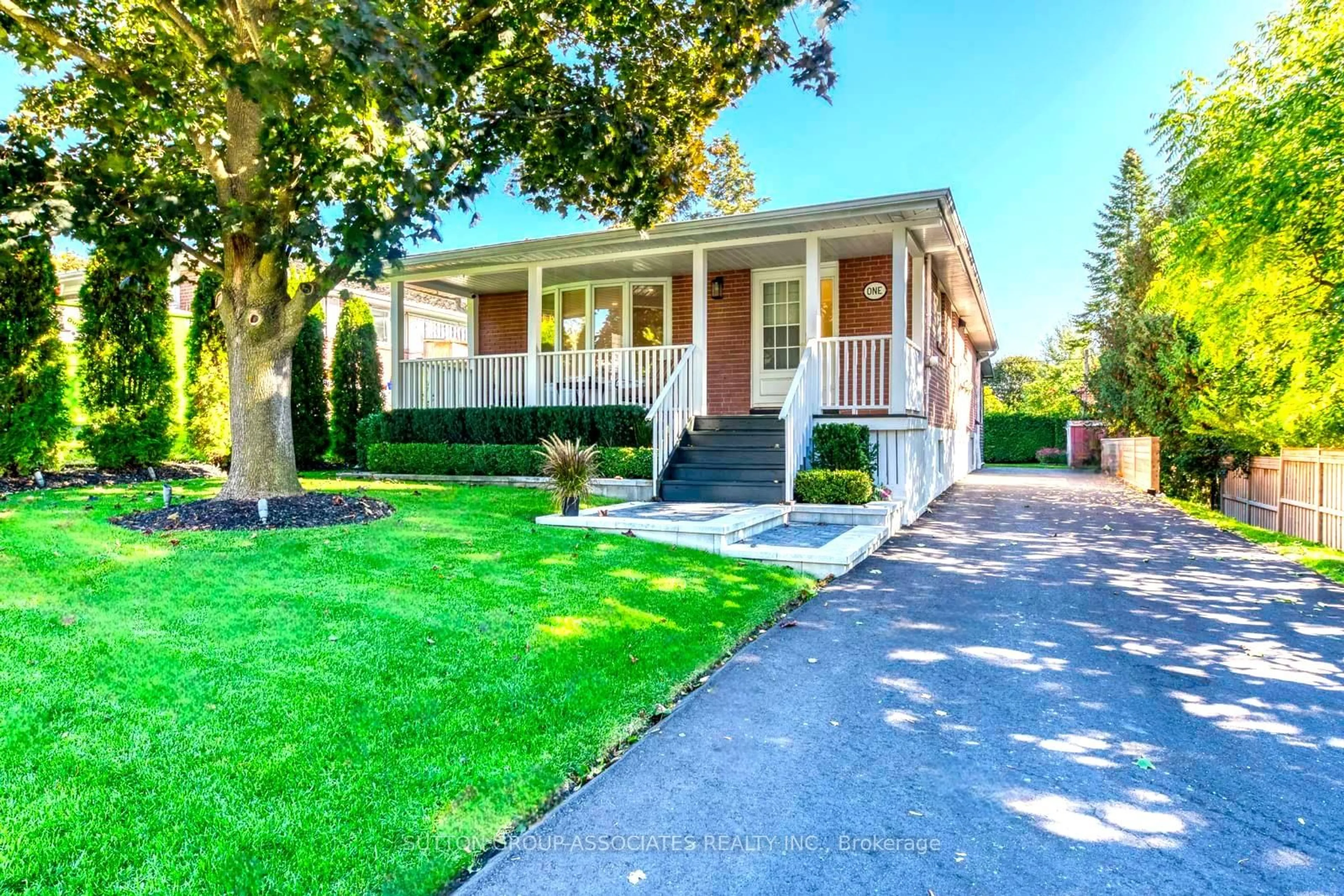 Home with vinyl exterior material, street for 1 Laurentide Ave, Aurora Ontario L4G 3B3