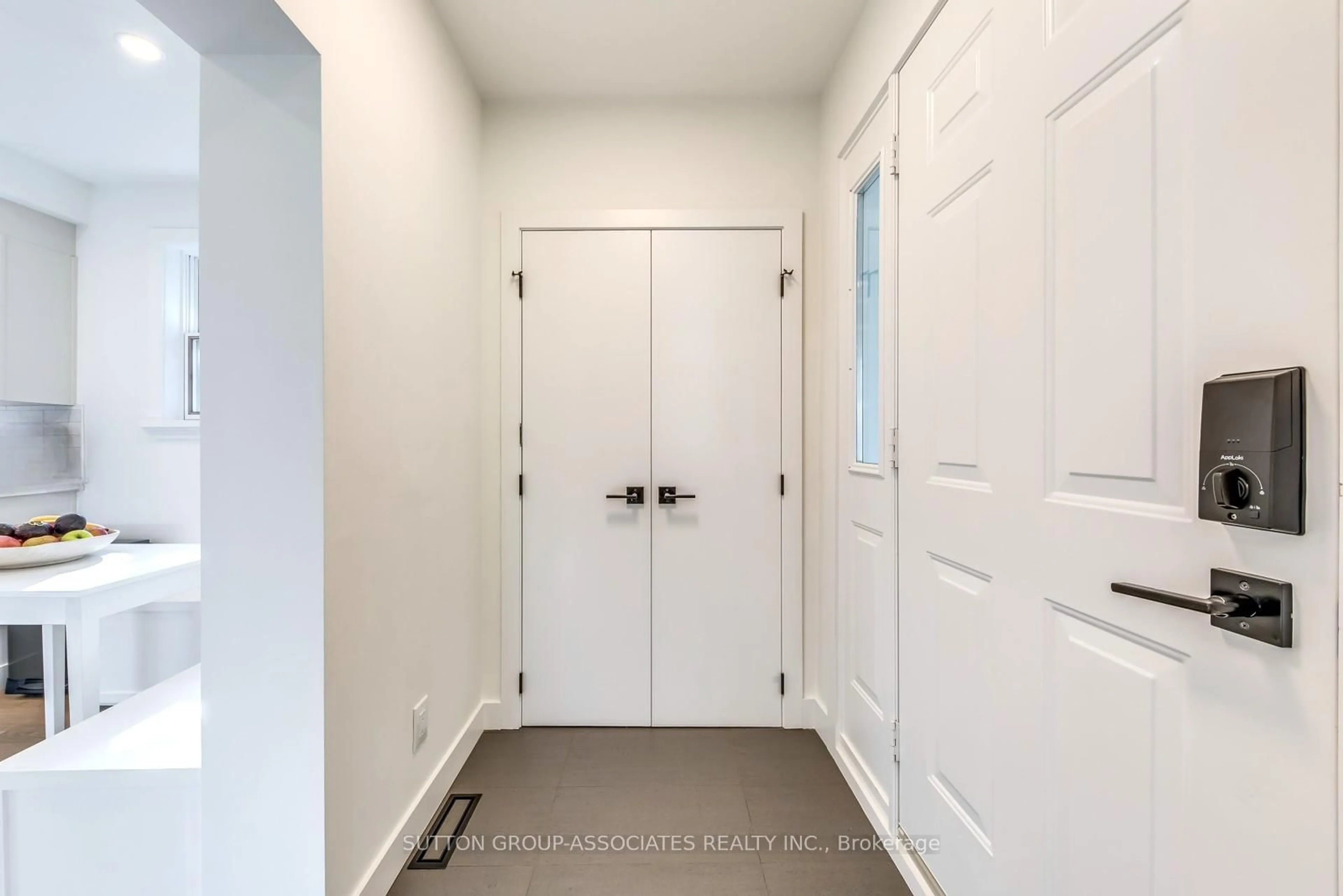 Indoor entryway for 1 Laurentide Ave, Aurora Ontario L4G 3B3