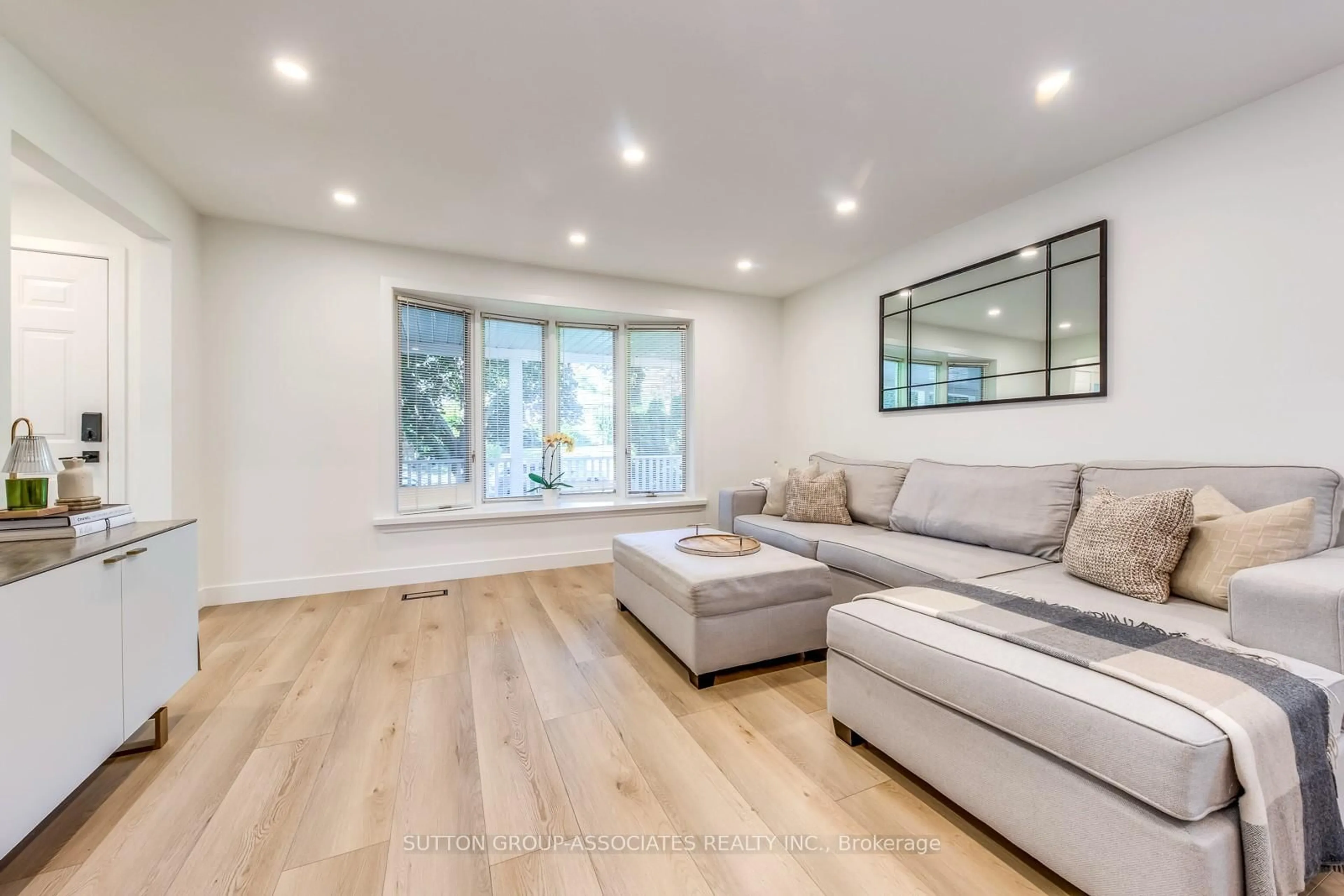 Living room with furniture, wood/laminate floor for 1 Laurentide Ave, Aurora Ontario L4G 3B3