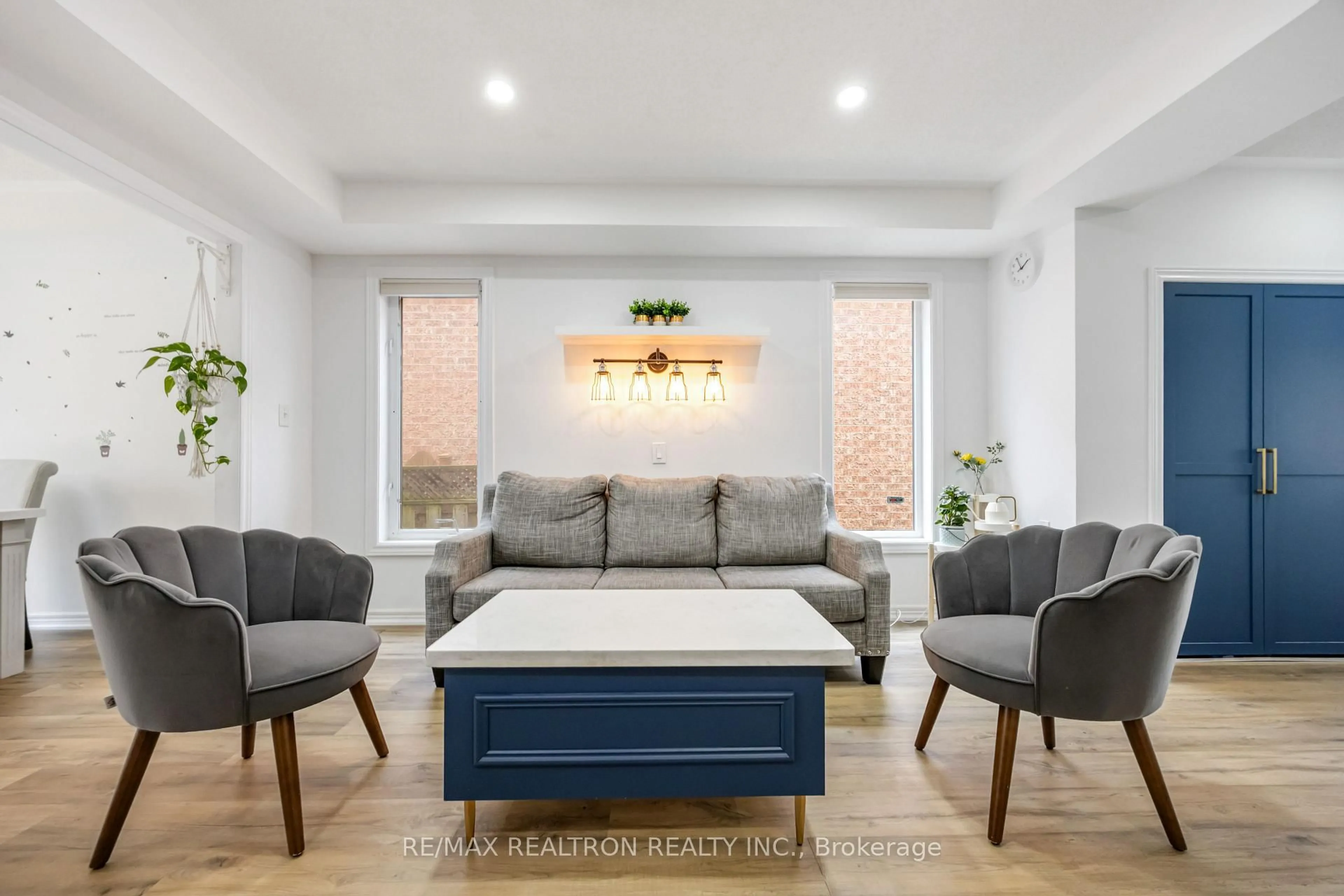 Living room with furniture, unknown for 21 Hacienda Dr, Richmond Hill Ontario L4E 3X1