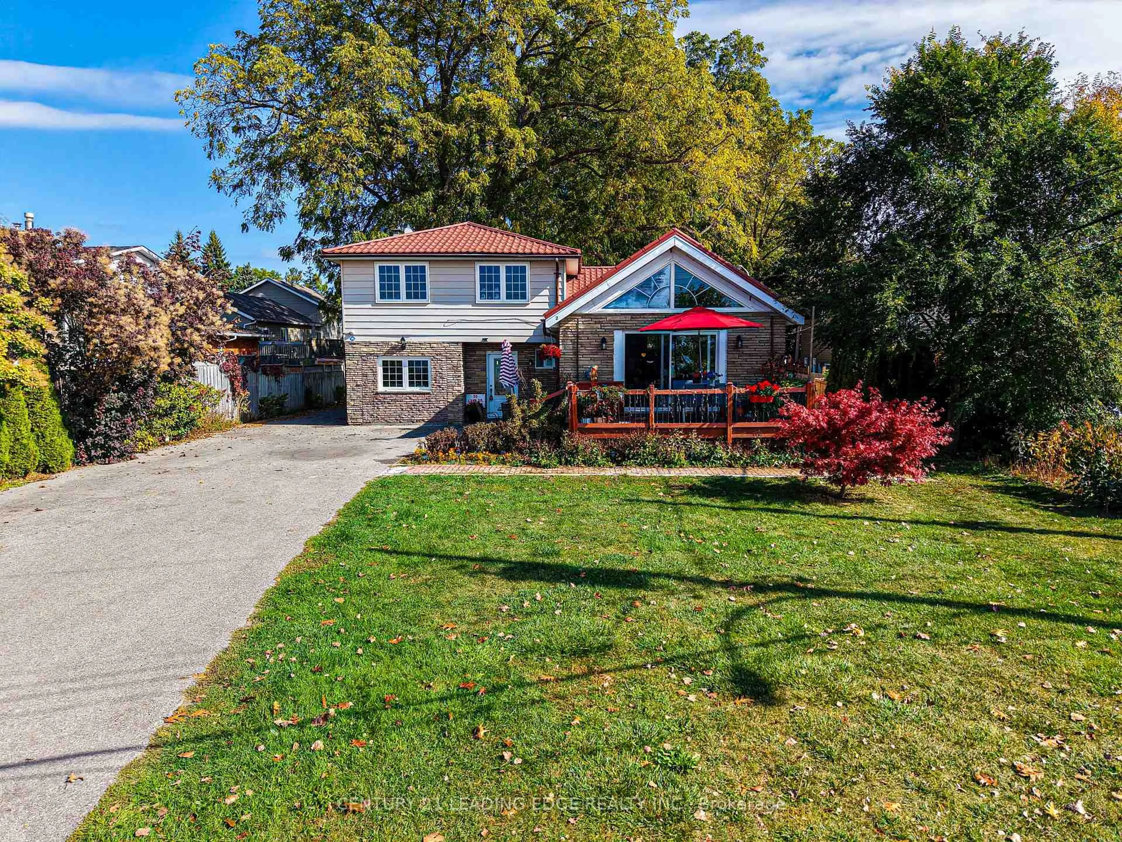 A pic from outside/outdoor area/front of a property/back of a property/a pic from drone, street for 55 Lake Dr, Georgina Ontario L4P 1A5