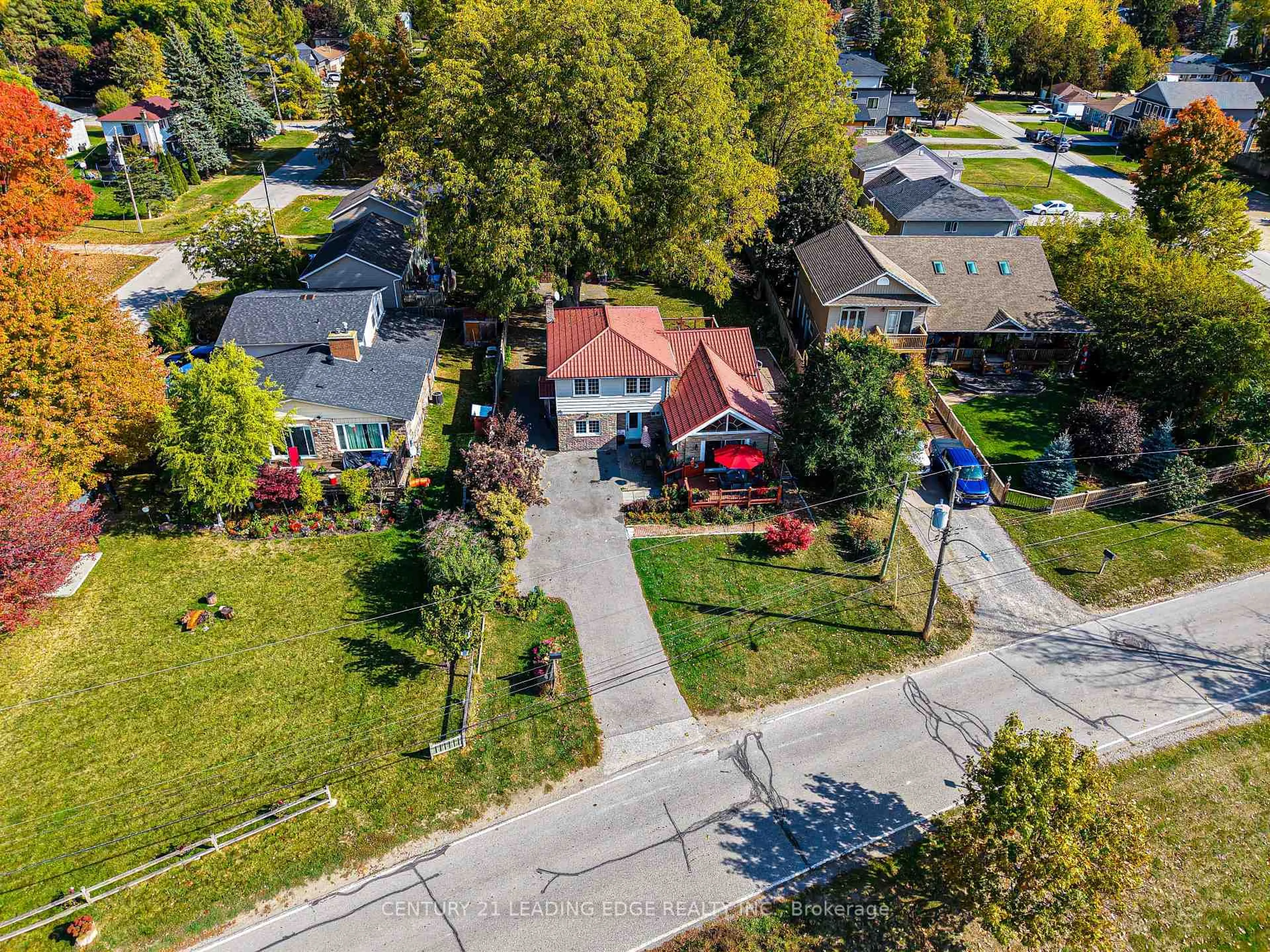 A pic from outside/outdoor area/front of a property/back of a property/a pic from drone, street for 55 Lake Dr, Georgina Ontario L4P 1A5
